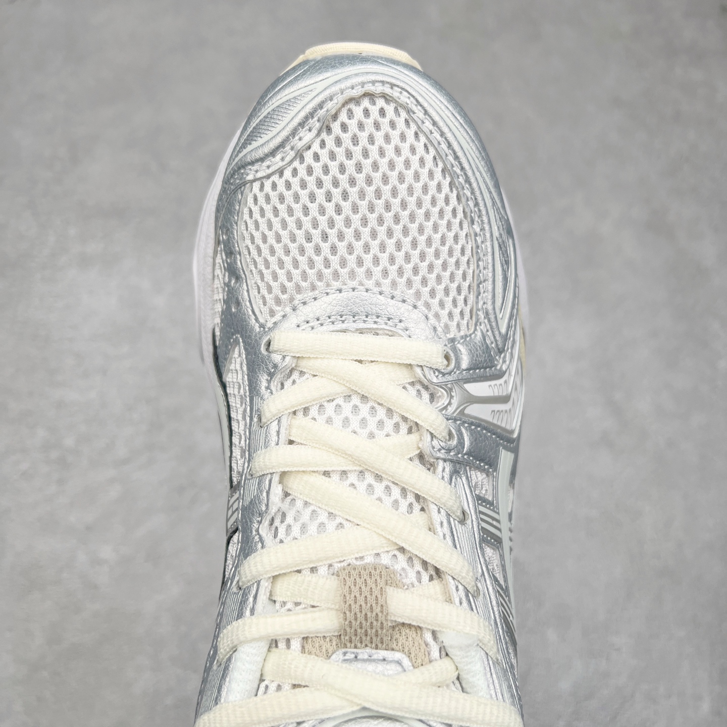 图片[4]-＃特价福利 ASICS GEL-KAYANO 14 亚瑟士K14系列户外复古潮流百搭织物合成革缓震休闲跑步鞋 原装纸板楦头开发 独家私模五层组合大底 原厂定制缓震硅胶加持 原盒原配 官方四联吊牌 原装Ortholite轻量化鞋垫 设计师 Hidenori Yamashita 以「Flash」一词为灵感 创造出未来感金属色鞋面 改造升级内在性能 由内而外全面革新 为 GEL-KAYANO 家族传承及经典跑鞋文化的延续 创下里程碑式作品 K14跑鞋重新诠释了复古的跑步形状 并以其 2000 年代后期的美学理念重新铺装 银色与蓝色的鞋面极为高档 网面铺陈与鞋面、鞋头多处细节位增添了透气性 鞋后跟部中底上以及多密度耐磨鞋底增加了 GEL 缓震胶 提供高抗冲击性、缓冲性、可保护脚部免受地面冲击的影响 穿着舒适性十足 实拍调校N版已经零色差零失真 百分百还原实物色彩所见即所得 不存在货不对板色差等低级问题 选购参考实物拍摄 不混卖不参货 只用心做好货严格选品 承诺混一赔十 尺码：36 36.5 37.5 38 38.5 39 40 40.5 41 42 42.5 43 44 44.5 45-选品中心