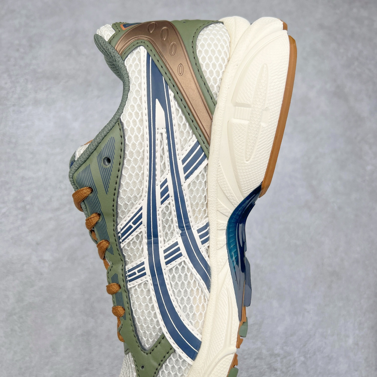 图片[7]-＃特价福利 ASICS GEL-KAYANO 14 亚瑟士K14系列户外复古潮流百搭织物合成革缓震休闲跑步鞋 原装纸板楦头开发 独家私模五层组合大底 原厂定制缓震硅胶加持 原盒原配 官方四联吊牌 原装Ortholite轻量化鞋垫 设计师 Hidenori Yamashita 以「Flash」一词为灵感 创造出未来感金属色鞋面 改造升级内在性能 由内而外全面革新 为 GEL-KAYANO 家族传承及经典跑鞋文化的延续 创下里程碑式作品 K14跑鞋重新诠释了复古的跑步形状 并以其 2000 年代后期的美学理念重新铺装 银色与蓝色的鞋面极为高档 网面铺陈与鞋面、鞋头多处细节位增添了透气性 鞋后跟部中底上以及多密度耐磨鞋底增加了 GEL 缓震胶 提供高抗冲击性、缓冲性、可保护脚部免受地面冲击的影响 穿着舒适性十足 实拍调校N版已经零色差零失真 百分百还原实物色彩所见即所得 不存在货不对板色差等低级问题 选购参考实物拍摄 不混卖不参货 只用心做好货严格选品 承诺混一赔十 尺码：36 36.5 37.5 38 38.5 39 40 40.5 41 42 42.5 43 44 44.5 45-选品中心