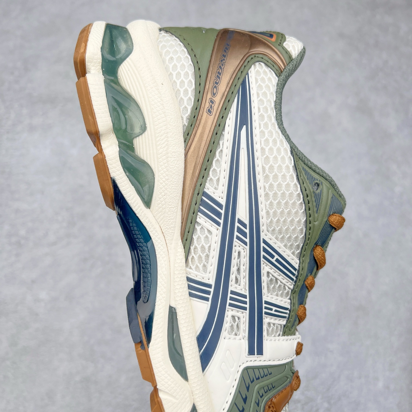 图片[6]-＃特价福利 ASICS GEL-KAYANO 14 亚瑟士K14系列户外复古潮流百搭织物合成革缓震休闲跑步鞋 原装纸板楦头开发 独家私模五层组合大底 原厂定制缓震硅胶加持 原盒原配 官方四联吊牌 原装Ortholite轻量化鞋垫 设计师 Hidenori Yamashita 以「Flash」一词为灵感 创造出未来感金属色鞋面 改造升级内在性能 由内而外全面革新 为 GEL-KAYANO 家族传承及经典跑鞋文化的延续 创下里程碑式作品 K14跑鞋重新诠释了复古的跑步形状 并以其 2000 年代后期的美学理念重新铺装 银色与蓝色的鞋面极为高档 网面铺陈与鞋面、鞋头多处细节位增添了透气性 鞋后跟部中底上以及多密度耐磨鞋底增加了 GEL 缓震胶 提供高抗冲击性、缓冲性、可保护脚部免受地面冲击的影响 穿着舒适性十足 实拍调校N版已经零色差零失真 百分百还原实物色彩所见即所得 不存在货不对板色差等低级问题 选购参考实物拍摄 不混卖不参货 只用心做好货严格选品 承诺混一赔十 尺码：36 36.5 37.5 38 38.5 39 40 40.5 41 42 42.5 43 44 44.5 45-选品中心