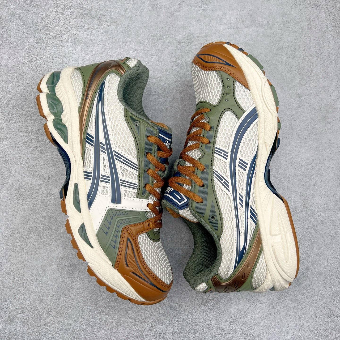 图片[3]-＃特价福利 ASICS GEL-KAYANO 14 亚瑟士K14系列户外复古潮流百搭织物合成革缓震休闲跑步鞋 原装纸板楦头开发 独家私模五层组合大底 原厂定制缓震硅胶加持 原盒原配 官方四联吊牌 原装Ortholite轻量化鞋垫 设计师 Hidenori Yamashita 以「Flash」一词为灵感 创造出未来感金属色鞋面 改造升级内在性能 由内而外全面革新 为 GEL-KAYANO 家族传承及经典跑鞋文化的延续 创下里程碑式作品 K14跑鞋重新诠释了复古的跑步形状 并以其 2000 年代后期的美学理念重新铺装 银色与蓝色的鞋面极为高档 网面铺陈与鞋面、鞋头多处细节位增添了透气性 鞋后跟部中底上以及多密度耐磨鞋底增加了 GEL 缓震胶 提供高抗冲击性、缓冲性、可保护脚部免受地面冲击的影响 穿着舒适性十足 实拍调校N版已经零色差零失真 百分百还原实物色彩所见即所得 不存在货不对板色差等低级问题 选购参考实物拍摄 不混卖不参货 只用心做好货严格选品 承诺混一赔十 尺码：36 36.5 37.5 38 38.5 39 40 40.5 41 42 42.5 43 44 44.5 45-选品中心