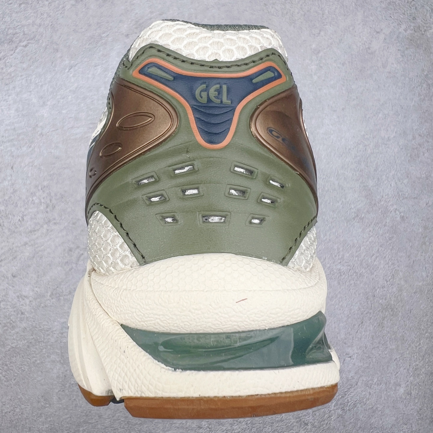 图片[8]-＃特价福利 ASICS GEL-KAYANO 14 亚瑟士K14系列户外复古潮流百搭织物合成革缓震休闲跑步鞋 原装纸板楦头开发 独家私模五层组合大底 原厂定制缓震硅胶加持 原盒原配 官方四联吊牌 原装Ortholite轻量化鞋垫 设计师 Hidenori Yamashita 以「Flash」一词为灵感 创造出未来感金属色鞋面 改造升级内在性能 由内而外全面革新 为 GEL-KAYANO 家族传承及经典跑鞋文化的延续 创下里程碑式作品 K14跑鞋重新诠释了复古的跑步形状 并以其 2000 年代后期的美学理念重新铺装 银色与蓝色的鞋面极为高档 网面铺陈与鞋面、鞋头多处细节位增添了透气性 鞋后跟部中底上以及多密度耐磨鞋底增加了 GEL 缓震胶 提供高抗冲击性、缓冲性、可保护脚部免受地面冲击的影响 穿着舒适性十足 实拍调校N版已经零色差零失真 百分百还原实物色彩所见即所得 不存在货不对板色差等低级问题 选购参考实物拍摄 不混卖不参货 只用心做好货严格选品 承诺混一赔十 尺码：36 36.5 37.5 38 38.5 39 40 40.5 41 42 42.5 43 44 44.5 45-选品中心