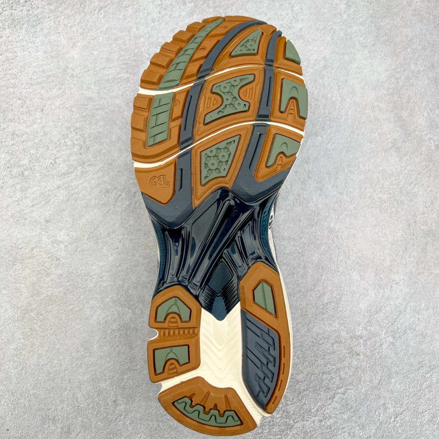 图片[9]-＃特价福利 ASICS GEL-KAYANO 14 亚瑟士K14系列户外复古潮流百搭织物合成革缓震休闲跑步鞋 原装纸板楦头开发 独家私模五层组合大底 原厂定制缓震硅胶加持 原盒原配 官方四联吊牌 原装Ortholite轻量化鞋垫 设计师 Hidenori Yamashita 以「Flash」一词为灵感 创造出未来感金属色鞋面 改造升级内在性能 由内而外全面革新 为 GEL-KAYANO 家族传承及经典跑鞋文化的延续 创下里程碑式作品 K14跑鞋重新诠释了复古的跑步形状 并以其 2000 年代后期的美学理念重新铺装 银色与蓝色的鞋面极为高档 网面铺陈与鞋面、鞋头多处细节位增添了透气性 鞋后跟部中底上以及多密度耐磨鞋底增加了 GEL 缓震胶 提供高抗冲击性、缓冲性、可保护脚部免受地面冲击的影响 穿着舒适性十足 实拍调校N版已经零色差零失真 百分百还原实物色彩所见即所得 不存在货不对板色差等低级问题 选购参考实物拍摄 不混卖不参货 只用心做好货严格选品 承诺混一赔十 尺码：36 36.5 37.5 38 38.5 39 40 40.5 41 42 42.5 43 44 44.5 45-选品中心