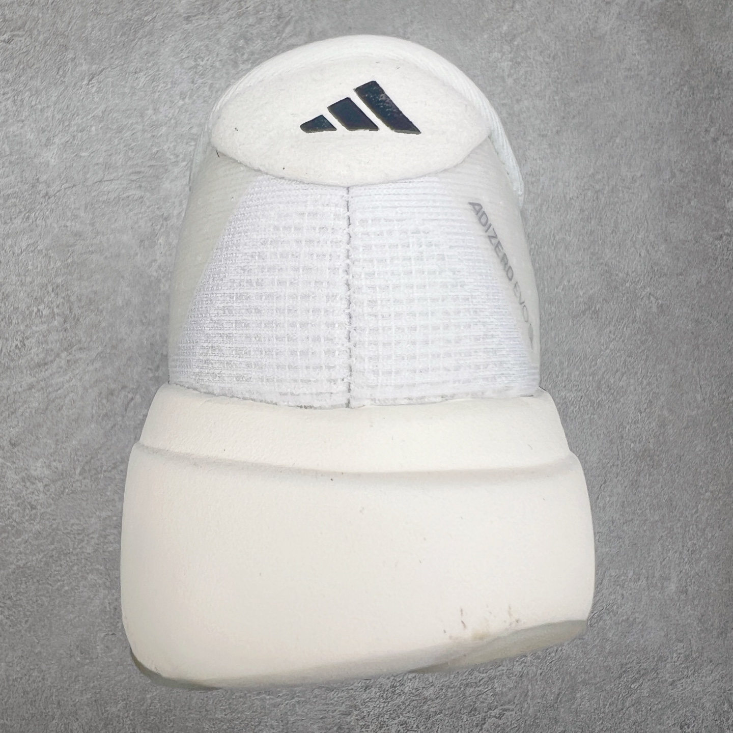 图片[8]-AD Adizero Eva SL M 零度进化版系列低帮轻便透气竞速休闲运动慢跑鞋 JP7149 相信大家对去年 adidas 横空出世的「顶级超跑」adiZero Adios Pro EVO 1 记忆犹新！不仅登顶阿迪史上最轻跑鞋宝座，更在接下来的全球马拉松赛事中，持续书写着惊人成绩，被网友戏称新一代「阿迪神鞋」全网刷屏！极简设计语言与强烈速度感和存在感的鞋侧三线，让人过目不忘，特别种草！其中定位于中长跑训练的 adidas Adizero Evo SL，整体外观造型与 adiZero Adios Pro EVO 1 非常相似。中底配置方面搭载全掌 Lightstrike Pro，鞋面采用透气网面示人，契合日常训练鞋的定位，更加耐用。外底给到了马牌橡胶，及类似上代竞速旗舰 adidas Adizero Adios Pro 3 区域分布。整体看下来无论是外观的鲜明辨识度，还是配置的扎实程度都很顶。实拍调校N版已经零色差零失真 百分百还原实物色彩所见即所得 不存在货不对板色差等低级问题 选购参考实物拍摄 不混卖不参货 只用心做好货严格选品 承诺混一赔十 尺码：36 36.5 37.5 38 38.5 39 40 40.5 41 42 42.5 43 44 44.5 45-选品中心