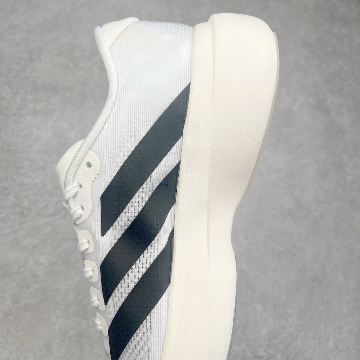 图片[7]-AD Adizero Eva SL M 零度进化版系列低帮轻便透气竞速休闲运动慢跑鞋 JP7149 相信大家对去年 adidas 横空出世的「顶级超跑」adiZero Adios Pro EVO 1 记忆犹新！不仅登顶阿迪史上最轻跑鞋宝座，更在接下来的全球马拉松赛事中，持续书写着惊人成绩，被网友戏称新一代「阿迪神鞋」全网刷屏！极简设计语言与强烈速度感和存在感的鞋侧三线，让人过目不忘，特别种草！其中定位于中长跑训练的 adidas Adizero Evo SL，整体外观造型与 adiZero Adios Pro EVO 1 非常相似。中底配置方面搭载全掌 Lightstrike Pro，鞋面采用透气网面示人，契合日常训练鞋的定位，更加耐用。外底给到了马牌橡胶，及类似上代竞速旗舰 adidas Adizero Adios Pro 3 区域分布。整体看下来无论是外观的鲜明辨识度，还是配置的扎实程度都很顶。实拍调校N版已经零色差零失真 百分百还原实物色彩所见即所得 不存在货不对板色差等低级问题 选购参考实物拍摄 不混卖不参货 只用心做好货严格选品 承诺混一赔十 尺码：36 36.5 37.5 38 38.5 39 40 40.5 41 42 42.5 43 44 44.5 45-选品中心