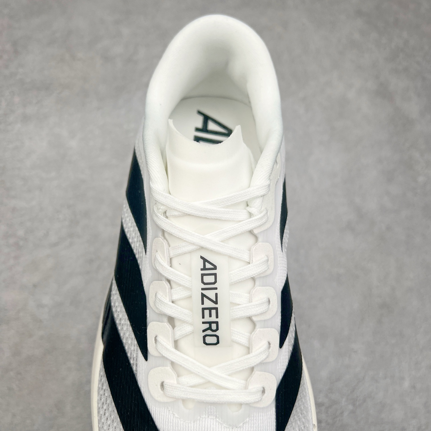 图片[5]-AD Adizero Eva SL M 零度进化版系列低帮轻便透气竞速休闲运动慢跑鞋 JP7149 相信大家对去年 adidas 横空出世的「顶级超跑」adiZero Adios Pro EVO 1 记忆犹新！不仅登顶阿迪史上最轻跑鞋宝座，更在接下来的全球马拉松赛事中，持续书写着惊人成绩，被网友戏称新一代「阿迪神鞋」全网刷屏！极简设计语言与强烈速度感和存在感的鞋侧三线，让人过目不忘，特别种草！其中定位于中长跑训练的 adidas Adizero Evo SL，整体外观造型与 adiZero Adios Pro EVO 1 非常相似。中底配置方面搭载全掌 Lightstrike Pro，鞋面采用透气网面示人，契合日常训练鞋的定位，更加耐用。外底给到了马牌橡胶，及类似上代竞速旗舰 adidas Adizero Adios Pro 3 区域分布。整体看下来无论是外观的鲜明辨识度，还是配置的扎实程度都很顶。实拍调校N版已经零色差零失真 百分百还原实物色彩所见即所得 不存在货不对板色差等低级问题 选购参考实物拍摄 不混卖不参货 只用心做好货严格选品 承诺混一赔十 尺码：36 36.5 37.5 38 38.5 39 40 40.5 41 42 42.5 43 44 44.5 45-选品中心