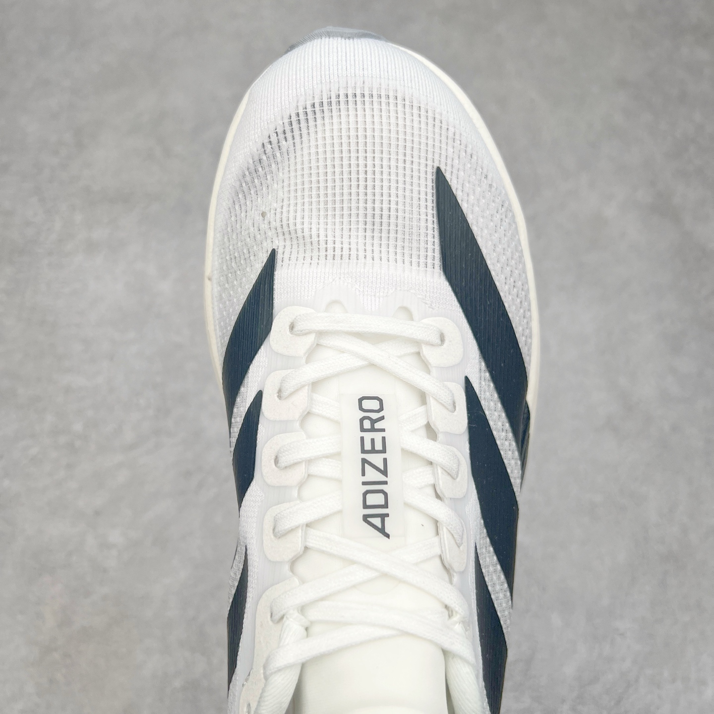 图片[4]-AD Adizero Eva SL M 零度进化版系列低帮轻便透气竞速休闲运动慢跑鞋 JP7149 相信大家对去年 adidas 横空出世的「顶级超跑」adiZero Adios Pro EVO 1 记忆犹新！不仅登顶阿迪史上最轻跑鞋宝座，更在接下来的全球马拉松赛事中，持续书写着惊人成绩，被网友戏称新一代「阿迪神鞋」全网刷屏！极简设计语言与强烈速度感和存在感的鞋侧三线，让人过目不忘，特别种草！其中定位于中长跑训练的 adidas Adizero Evo SL，整体外观造型与 adiZero Adios Pro EVO 1 非常相似。中底配置方面搭载全掌 Lightstrike Pro，鞋面采用透气网面示人，契合日常训练鞋的定位，更加耐用。外底给到了马牌橡胶，及类似上代竞速旗舰 adidas Adizero Adios Pro 3 区域分布。整体看下来无论是外观的鲜明辨识度，还是配置的扎实程度都很顶。实拍调校N版已经零色差零失真 百分百还原实物色彩所见即所得 不存在货不对板色差等低级问题 选购参考实物拍摄 不混卖不参货 只用心做好货严格选品 承诺混一赔十 尺码：36 36.5 37.5 38 38.5 39 40 40.5 41 42 42.5 43 44 44.5 45-选品中心