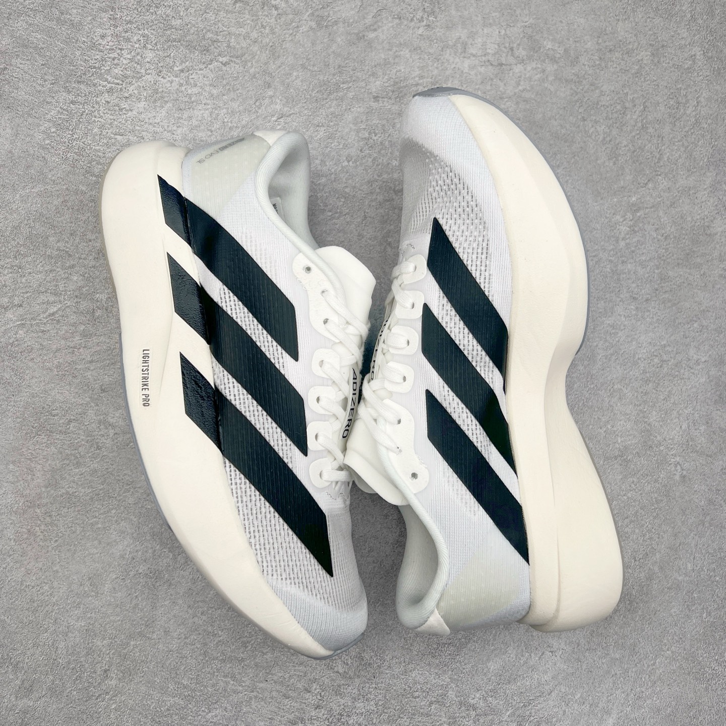 图片[3]-AD Adizero Eva SL M 零度进化版系列低帮轻便透气竞速休闲运动慢跑鞋 JP7149 相信大家对去年 adidas 横空出世的「顶级超跑」adiZero Adios Pro EVO 1 记忆犹新！不仅登顶阿迪史上最轻跑鞋宝座，更在接下来的全球马拉松赛事中，持续书写着惊人成绩，被网友戏称新一代「阿迪神鞋」全网刷屏！极简设计语言与强烈速度感和存在感的鞋侧三线，让人过目不忘，特别种草！其中定位于中长跑训练的 adidas Adizero Evo SL，整体外观造型与 adiZero Adios Pro EVO 1 非常相似。中底配置方面搭载全掌 Lightstrike Pro，鞋面采用透气网面示人，契合日常训练鞋的定位，更加耐用。外底给到了马牌橡胶，及类似上代竞速旗舰 adidas Adizero Adios Pro 3 区域分布。整体看下来无论是外观的鲜明辨识度，还是配置的扎实程度都很顶。实拍调校N版已经零色差零失真 百分百还原实物色彩所见即所得 不存在货不对板色差等低级问题 选购参考实物拍摄 不混卖不参货 只用心做好货严格选品 承诺混一赔十 尺码：36 36.5 37.5 38 38.5 39 40 40.5 41 42 42.5 43 44 44.5 45-选品中心