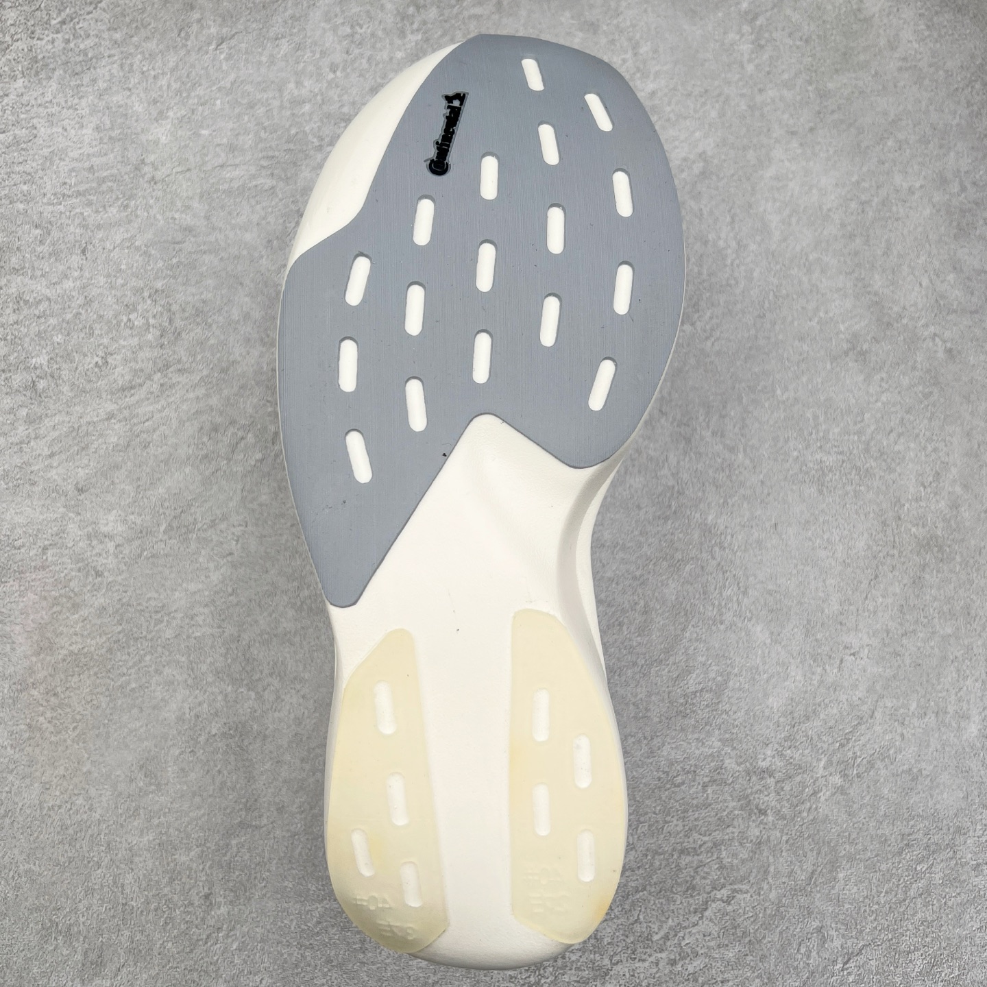 图片[9]-AD Adizero Eva SL M 零度进化版系列低帮轻便透气竞速休闲运动慢跑鞋 JP7149 相信大家对去年 adidas 横空出世的「顶级超跑」adiZero Adios Pro EVO 1 记忆犹新！不仅登顶阿迪史上最轻跑鞋宝座，更在接下来的全球马拉松赛事中，持续书写着惊人成绩，被网友戏称新一代「阿迪神鞋」全网刷屏！极简设计语言与强烈速度感和存在感的鞋侧三线，让人过目不忘，特别种草！其中定位于中长跑训练的 adidas Adizero Evo SL，整体外观造型与 adiZero Adios Pro EVO 1 非常相似。中底配置方面搭载全掌 Lightstrike Pro，鞋面采用透气网面示人，契合日常训练鞋的定位，更加耐用。外底给到了马牌橡胶，及类似上代竞速旗舰 adidas Adizero Adios Pro 3 区域分布。整体看下来无论是外观的鲜明辨识度，还是配置的扎实程度都很顶。实拍调校N版已经零色差零失真 百分百还原实物色彩所见即所得 不存在货不对板色差等低级问题 选购参考实物拍摄 不混卖不参货 只用心做好货严格选品 承诺混一赔十 尺码：36 36.5 37.5 38 38.5 39 40 40.5 41 42 42.5 43 44 44.5 45-选品中心