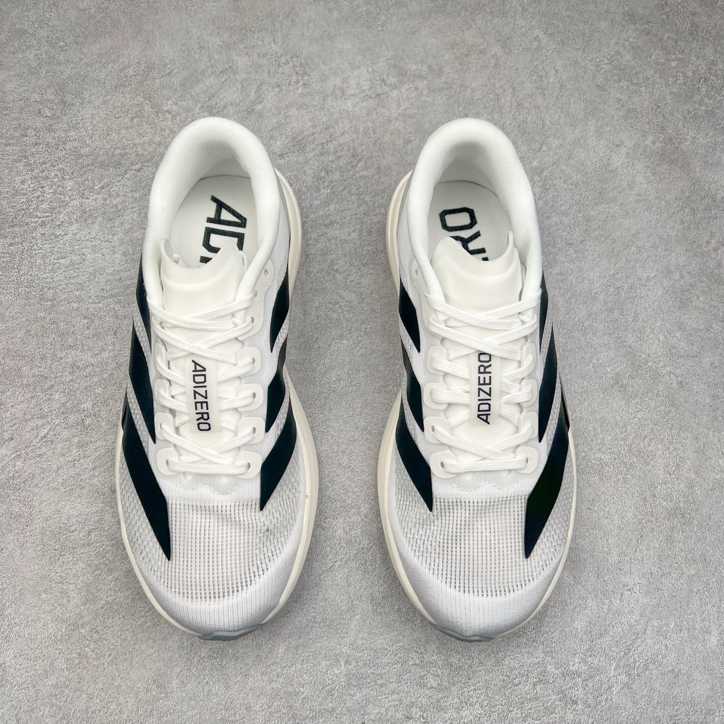 图片[2]-AD Adizero Eva SL M 零度进化版系列低帮轻便透气竞速休闲运动慢跑鞋 JP7149 相信大家对去年 adidas 横空出世的「顶级超跑」adiZero Adios Pro EVO 1 记忆犹新！不仅登顶阿迪史上最轻跑鞋宝座，更在接下来的全球马拉松赛事中，持续书写着惊人成绩，被网友戏称新一代「阿迪神鞋」全网刷屏！极简设计语言与强烈速度感和存在感的鞋侧三线，让人过目不忘，特别种草！其中定位于中长跑训练的 adidas Adizero Evo SL，整体外观造型与 adiZero Adios Pro EVO 1 非常相似。中底配置方面搭载全掌 Lightstrike Pro，鞋面采用透气网面示人，契合日常训练鞋的定位，更加耐用。外底给到了马牌橡胶，及类似上代竞速旗舰 adidas Adizero Adios Pro 3 区域分布。整体看下来无论是外观的鲜明辨识度，还是配置的扎实程度都很顶。实拍调校N版已经零色差零失真 百分百还原实物色彩所见即所得 不存在货不对板色差等低级问题 选购参考实物拍摄 不混卖不参货 只用心做好货严格选品 承诺混一赔十 尺码：36 36.5 37.5 38 38.5 39 40 40.5 41 42 42.5 43 44 44.5 45-选品中心