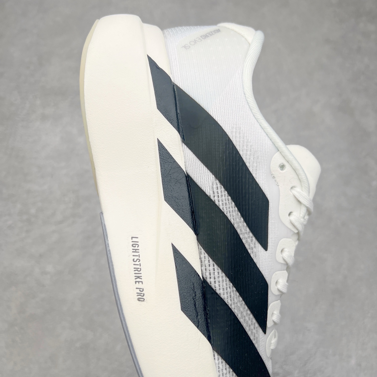 图片[6]-AD Adizero Eva SL M 零度进化版系列低帮轻便透气竞速休闲运动慢跑鞋 JP7149 相信大家对去年 adidas 横空出世的「顶级超跑」adiZero Adios Pro EVO 1 记忆犹新！不仅登顶阿迪史上最轻跑鞋宝座，更在接下来的全球马拉松赛事中，持续书写着惊人成绩，被网友戏称新一代「阿迪神鞋」全网刷屏！极简设计语言与强烈速度感和存在感的鞋侧三线，让人过目不忘，特别种草！其中定位于中长跑训练的 adidas Adizero Evo SL，整体外观造型与 adiZero Adios Pro EVO 1 非常相似。中底配置方面搭载全掌 Lightstrike Pro，鞋面采用透气网面示人，契合日常训练鞋的定位，更加耐用。外底给到了马牌橡胶，及类似上代竞速旗舰 adidas Adizero Adios Pro 3 区域分布。整体看下来无论是外观的鲜明辨识度，还是配置的扎实程度都很顶。实拍调校N版已经零色差零失真 百分百还原实物色彩所见即所得 不存在货不对板色差等低级问题 选购参考实物拍摄 不混卖不参货 只用心做好货严格选品 承诺混一赔十 尺码：36 36.5 37.5 38 38.5 39 40 40.5 41 42 42.5 43 44 44.5 45-选品中心