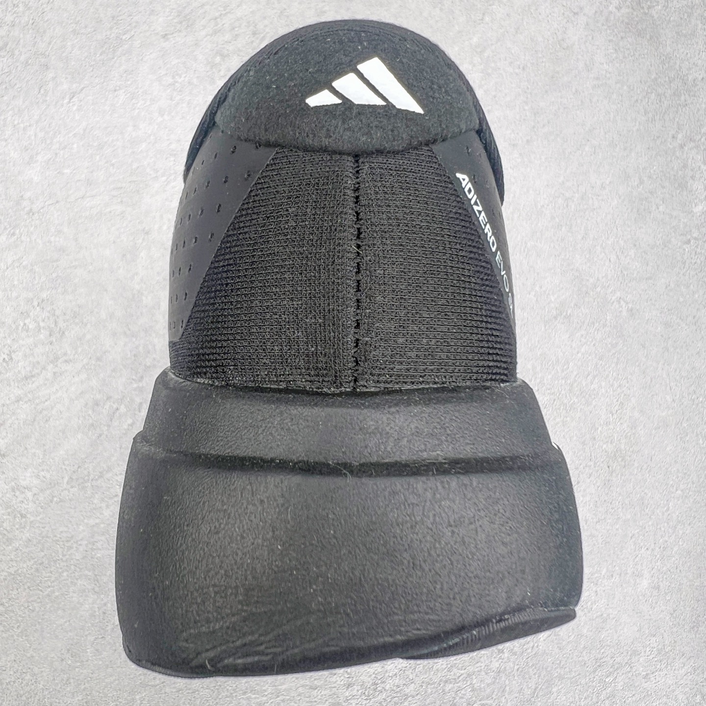 图片[8]-AD Adizero Eva SL M 零度进化版系列低帮轻便透气竞速休闲运动慢跑鞋 JH6206 相信大家对去年 adidas 横空出世的「顶级超跑」adiZero Adios Pro EVO 1 记忆犹新！不仅登顶阿迪史上最轻跑鞋宝座，更在接下来的全球马拉松赛事中，持续书写着惊人成绩，被网友戏称新一代「阿迪神鞋」全网刷屏！极简设计语言与强烈速度感和存在感的鞋侧三线，让人过目不忘，特别种草！其中定位于中长跑训练的 adidas Adizero Evo SL，整体外观造型与 adiZero Adios Pro EVO 1 非常相似。中底配置方面搭载全掌 Lightstrike Pro，鞋面采用透气网面示人，契合日常训练鞋的定位，更加耐用。外底给到了马牌橡胶，及类似上代竞速旗舰 adidas Adizero Adios Pro 3 区域分布。整体看下来无论是外观的鲜明辨识度，还是配置的扎实程度都很顶。实拍调校N版已经零色差零失真 百分百还原实物色彩所见即所得 不存在货不对板色差等低级问题 选购参考实物拍摄 不混卖不参货 只用心做好货严格选品 承诺混一赔十 尺码：36 36.5 37.5 38 38.5 39 40 40.5 41 42 42.5 43 44 44.5 45-选品中心