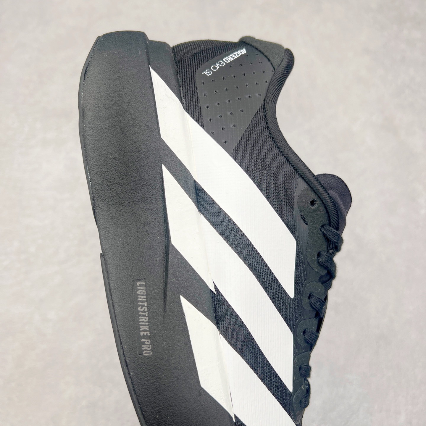 图片[6]-AD Adizero Eva SL M 零度进化版系列低帮轻便透气竞速休闲运动慢跑鞋 JH6206 相信大家对去年 adidas 横空出世的「顶级超跑」adiZero Adios Pro EVO 1 记忆犹新！不仅登顶阿迪史上最轻跑鞋宝座，更在接下来的全球马拉松赛事中，持续书写着惊人成绩，被网友戏称新一代「阿迪神鞋」全网刷屏！极简设计语言与强烈速度感和存在感的鞋侧三线，让人过目不忘，特别种草！其中定位于中长跑训练的 adidas Adizero Evo SL，整体外观造型与 adiZero Adios Pro EVO 1 非常相似。中底配置方面搭载全掌 Lightstrike Pro，鞋面采用透气网面示人，契合日常训练鞋的定位，更加耐用。外底给到了马牌橡胶，及类似上代竞速旗舰 adidas Adizero Adios Pro 3 区域分布。整体看下来无论是外观的鲜明辨识度，还是配置的扎实程度都很顶。实拍调校N版已经零色差零失真 百分百还原实物色彩所见即所得 不存在货不对板色差等低级问题 选购参考实物拍摄 不混卖不参货 只用心做好货严格选品 承诺混一赔十 尺码：36 36.5 37.5 38 38.5 39 40 40.5 41 42 42.5 43 44 44.5 45-选品中心