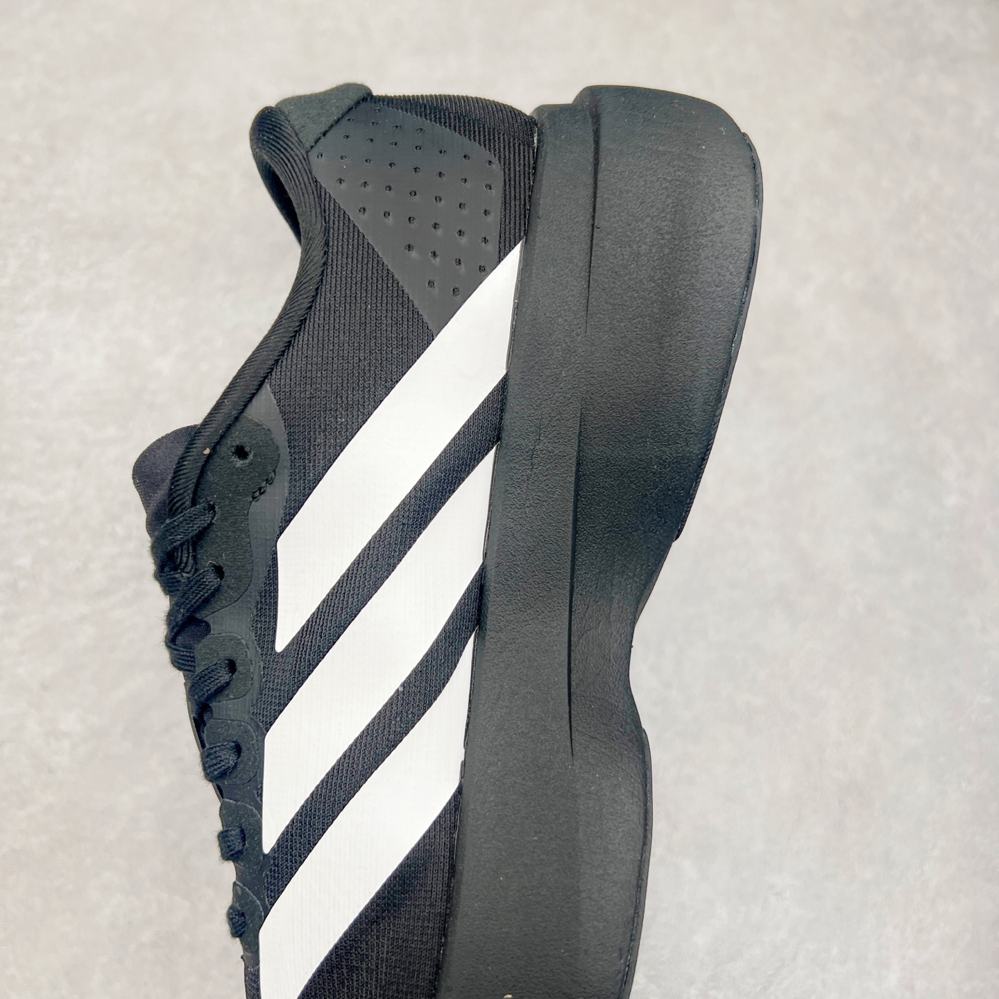 图片[7]-AD Adizero Eva SL M 零度进化版系列低帮轻便透气竞速休闲运动慢跑鞋 JH6206 相信大家对去年 adidas 横空出世的「顶级超跑」adiZero Adios Pro EVO 1 记忆犹新！不仅登顶阿迪史上最轻跑鞋宝座，更在接下来的全球马拉松赛事中，持续书写着惊人成绩，被网友戏称新一代「阿迪神鞋」全网刷屏！极简设计语言与强烈速度感和存在感的鞋侧三线，让人过目不忘，特别种草！其中定位于中长跑训练的 adidas Adizero Evo SL，整体外观造型与 adiZero Adios Pro EVO 1 非常相似。中底配置方面搭载全掌 Lightstrike Pro，鞋面采用透气网面示人，契合日常训练鞋的定位，更加耐用。外底给到了马牌橡胶，及类似上代竞速旗舰 adidas Adizero Adios Pro 3 区域分布。整体看下来无论是外观的鲜明辨识度，还是配置的扎实程度都很顶。实拍调校N版已经零色差零失真 百分百还原实物色彩所见即所得 不存在货不对板色差等低级问题 选购参考实物拍摄 不混卖不参货 只用心做好货严格选品 承诺混一赔十 尺码：36 36.5 37.5 38 38.5 39 40 40.5 41 42 42.5 43 44 44.5 45-选品中心