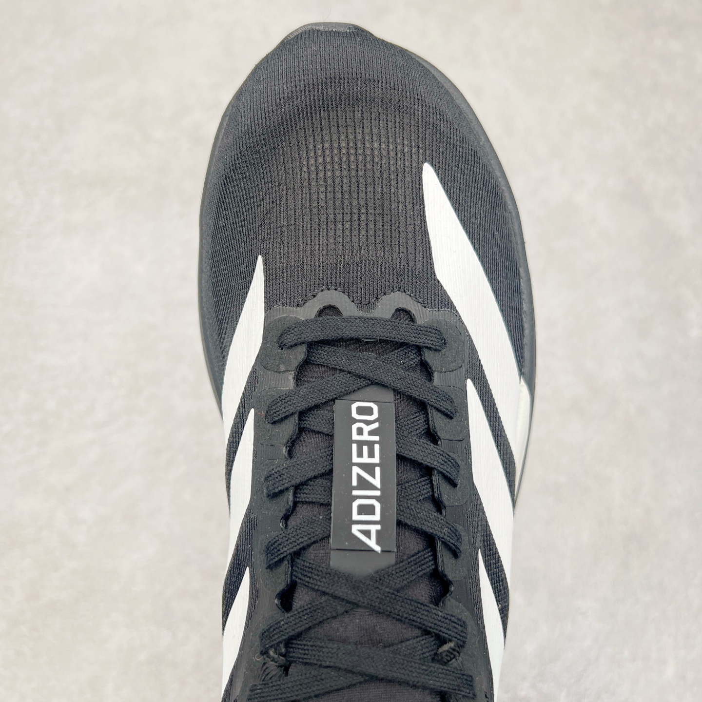 图片[4]-AD Adizero Eva SL M 零度进化版系列低帮轻便透气竞速休闲运动慢跑鞋 JH6206 相信大家对去年 adidas 横空出世的「顶级超跑」adiZero Adios Pro EVO 1 记忆犹新！不仅登顶阿迪史上最轻跑鞋宝座，更在接下来的全球马拉松赛事中，持续书写着惊人成绩，被网友戏称新一代「阿迪神鞋」全网刷屏！极简设计语言与强烈速度感和存在感的鞋侧三线，让人过目不忘，特别种草！其中定位于中长跑训练的 adidas Adizero Evo SL，整体外观造型与 adiZero Adios Pro EVO 1 非常相似。中底配置方面搭载全掌 Lightstrike Pro，鞋面采用透气网面示人，契合日常训练鞋的定位，更加耐用。外底给到了马牌橡胶，及类似上代竞速旗舰 adidas Adizero Adios Pro 3 区域分布。整体看下来无论是外观的鲜明辨识度，还是配置的扎实程度都很顶。实拍调校N版已经零色差零失真 百分百还原实物色彩所见即所得 不存在货不对板色差等低级问题 选购参考实物拍摄 不混卖不参货 只用心做好货严格选品 承诺混一赔十 尺码：36 36.5 37.5 38 38.5 39 40 40.5 41 42 42.5 43 44 44.5 45-选品中心