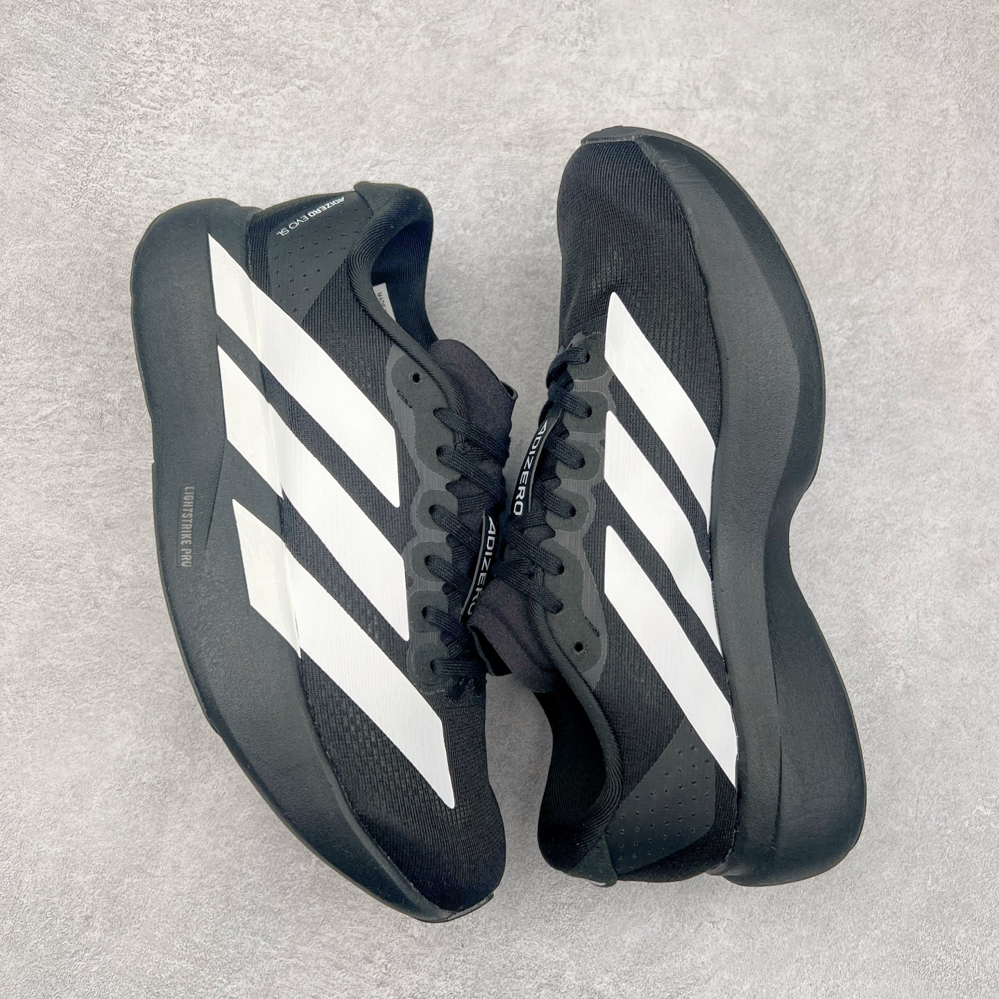 图片[3]-AD Adizero Eva SL M 零度进化版系列低帮轻便透气竞速休闲运动慢跑鞋 JH6206 相信大家对去年 adidas 横空出世的「顶级超跑」adiZero Adios Pro EVO 1 记忆犹新！不仅登顶阿迪史上最轻跑鞋宝座，更在接下来的全球马拉松赛事中，持续书写着惊人成绩，被网友戏称新一代「阿迪神鞋」全网刷屏！极简设计语言与强烈速度感和存在感的鞋侧三线，让人过目不忘，特别种草！其中定位于中长跑训练的 adidas Adizero Evo SL，整体外观造型与 adiZero Adios Pro EVO 1 非常相似。中底配置方面搭载全掌 Lightstrike Pro，鞋面采用透气网面示人，契合日常训练鞋的定位，更加耐用。外底给到了马牌橡胶，及类似上代竞速旗舰 adidas Adizero Adios Pro 3 区域分布。整体看下来无论是外观的鲜明辨识度，还是配置的扎实程度都很顶。实拍调校N版已经零色差零失真 百分百还原实物色彩所见即所得 不存在货不对板色差等低级问题 选购参考实物拍摄 不混卖不参货 只用心做好货严格选品 承诺混一赔十 尺码：36 36.5 37.5 38 38.5 39 40 40.5 41 42 42.5 43 44 44.5 45-选品中心