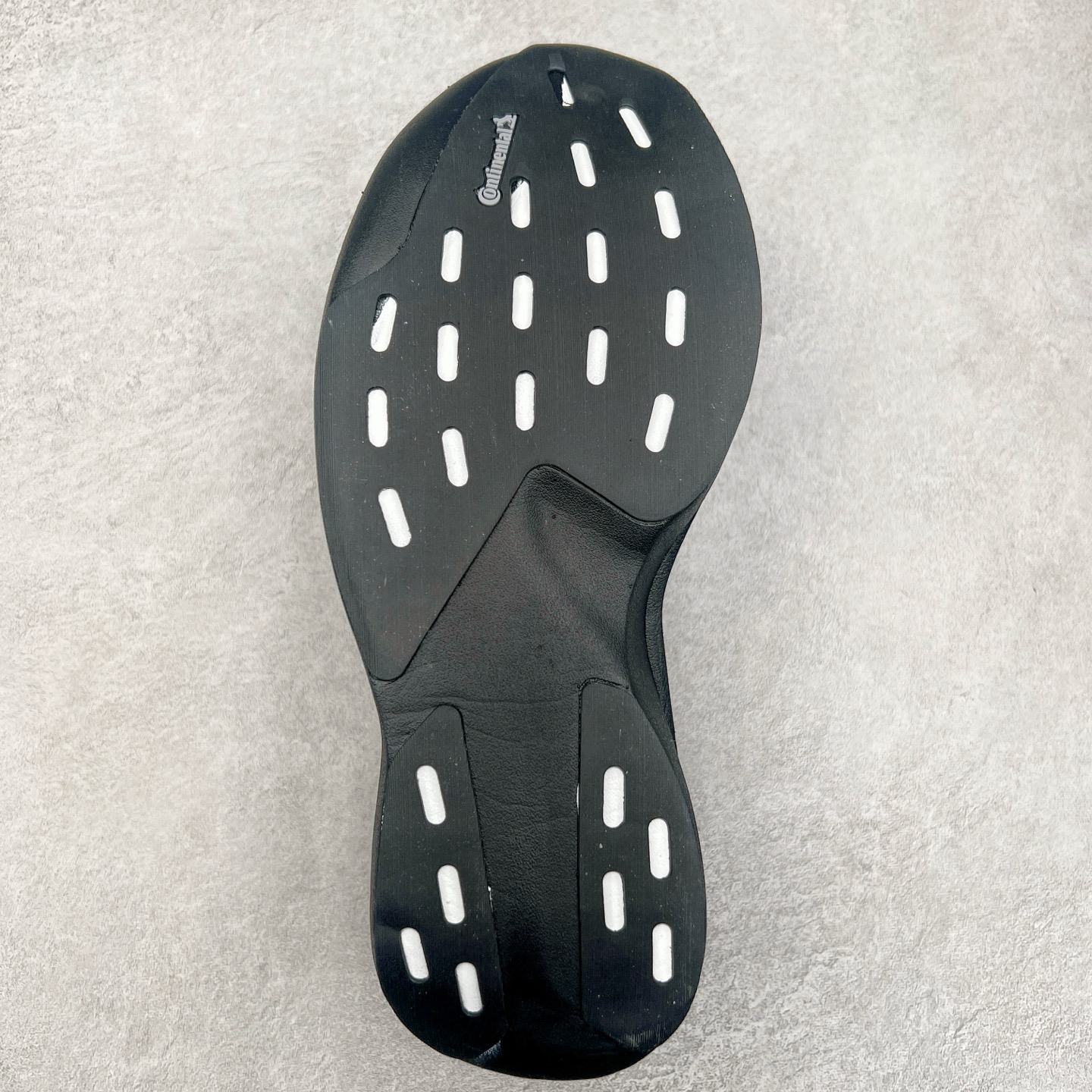 图片[9]-AD Adizero Eva SL M 零度进化版系列低帮轻便透气竞速休闲运动慢跑鞋 JH6206 相信大家对去年 adidas 横空出世的「顶级超跑」adiZero Adios Pro EVO 1 记忆犹新！不仅登顶阿迪史上最轻跑鞋宝座，更在接下来的全球马拉松赛事中，持续书写着惊人成绩，被网友戏称新一代「阿迪神鞋」全网刷屏！极简设计语言与强烈速度感和存在感的鞋侧三线，让人过目不忘，特别种草！其中定位于中长跑训练的 adidas Adizero Evo SL，整体外观造型与 adiZero Adios Pro EVO 1 非常相似。中底配置方面搭载全掌 Lightstrike Pro，鞋面采用透气网面示人，契合日常训练鞋的定位，更加耐用。外底给到了马牌橡胶，及类似上代竞速旗舰 adidas Adizero Adios Pro 3 区域分布。整体看下来无论是外观的鲜明辨识度，还是配置的扎实程度都很顶。实拍调校N版已经零色差零失真 百分百还原实物色彩所见即所得 不存在货不对板色差等低级问题 选购参考实物拍摄 不混卖不参货 只用心做好货严格选品 承诺混一赔十 尺码：36 36.5 37.5 38 38.5 39 40 40.5 41 42 42.5 43 44 44.5 45-选品中心