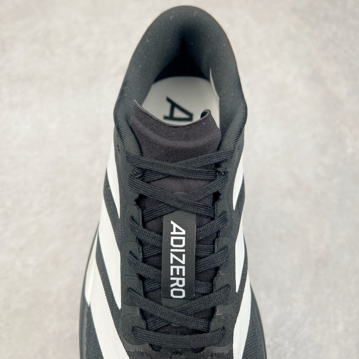 图片[5]-AD Adizero Eva SL M 零度进化版系列低帮轻便透气竞速休闲运动慢跑鞋 JH6206 相信大家对去年 adidas 横空出世的「顶级超跑」adiZero Adios Pro EVO 1 记忆犹新！不仅登顶阿迪史上最轻跑鞋宝座，更在接下来的全球马拉松赛事中，持续书写着惊人成绩，被网友戏称新一代「阿迪神鞋」全网刷屏！极简设计语言与强烈速度感和存在感的鞋侧三线，让人过目不忘，特别种草！其中定位于中长跑训练的 adidas Adizero Evo SL，整体外观造型与 adiZero Adios Pro EVO 1 非常相似。中底配置方面搭载全掌 Lightstrike Pro，鞋面采用透气网面示人，契合日常训练鞋的定位，更加耐用。外底给到了马牌橡胶，及类似上代竞速旗舰 adidas Adizero Adios Pro 3 区域分布。整体看下来无论是外观的鲜明辨识度，还是配置的扎实程度都很顶。实拍调校N版已经零色差零失真 百分百还原实物色彩所见即所得 不存在货不对板色差等低级问题 选购参考实物拍摄 不混卖不参货 只用心做好货严格选品 承诺混一赔十 尺码：36 36.5 37.5 38 38.5 39 40 40.5 41 42 42.5 43 44 44.5 45-选品中心