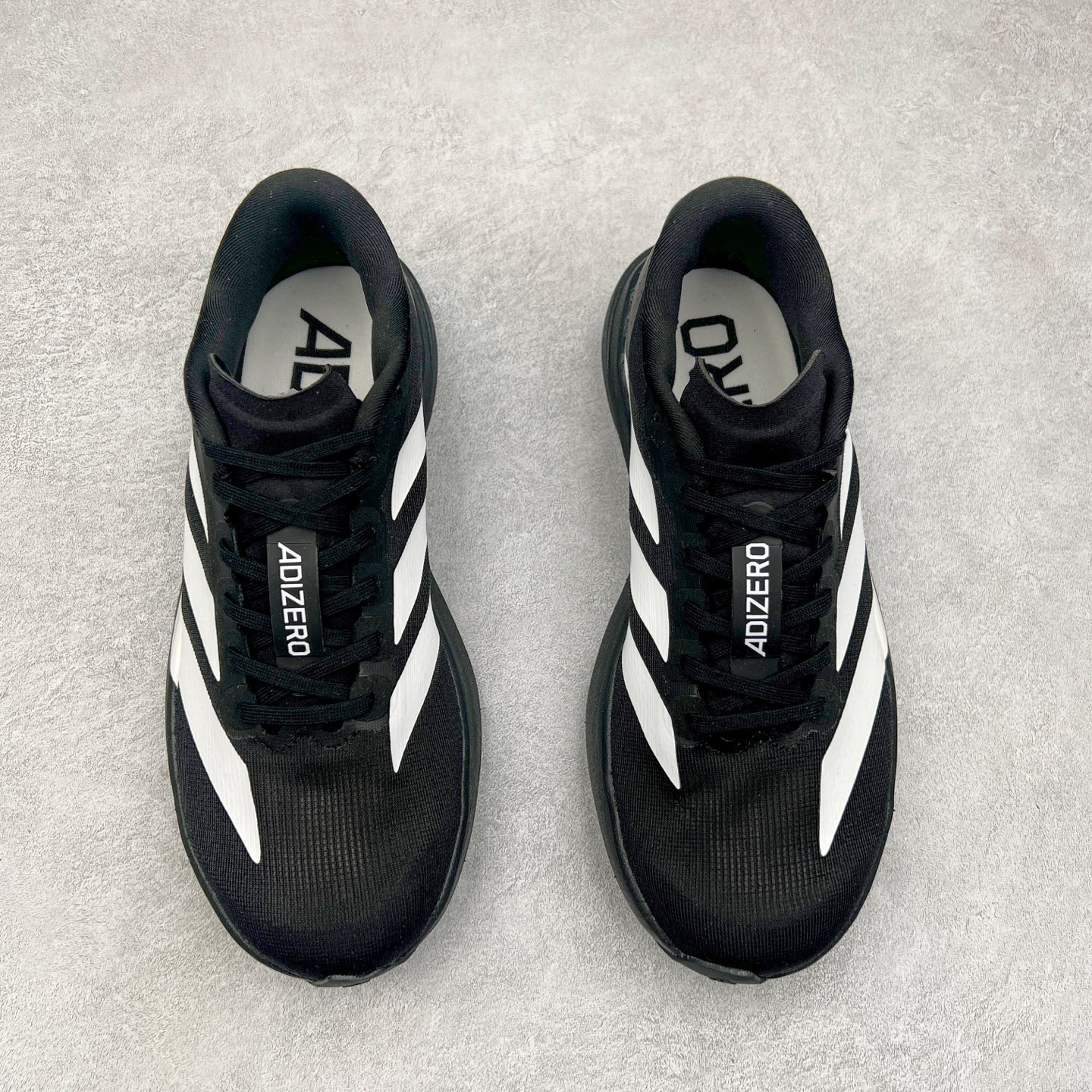 图片[2]-AD Adizero Eva SL M 零度进化版系列低帮轻便透气竞速休闲运动慢跑鞋 JH6206 相信大家对去年 adidas 横空出世的「顶级超跑」adiZero Adios Pro EVO 1 记忆犹新！不仅登顶阿迪史上最轻跑鞋宝座，更在接下来的全球马拉松赛事中，持续书写着惊人成绩，被网友戏称新一代「阿迪神鞋」全网刷屏！极简设计语言与强烈速度感和存在感的鞋侧三线，让人过目不忘，特别种草！其中定位于中长跑训练的 adidas Adizero Evo SL，整体外观造型与 adiZero Adios Pro EVO 1 非常相似。中底配置方面搭载全掌 Lightstrike Pro，鞋面采用透气网面示人，契合日常训练鞋的定位，更加耐用。外底给到了马牌橡胶，及类似上代竞速旗舰 adidas Adizero Adios Pro 3 区域分布。整体看下来无论是外观的鲜明辨识度，还是配置的扎实程度都很顶。实拍调校N版已经零色差零失真 百分百还原实物色彩所见即所得 不存在货不对板色差等低级问题 选购参考实物拍摄 不混卖不参货 只用心做好货严格选品 承诺混一赔十 尺码：36 36.5 37.5 38 38.5 39 40 40.5 41 42 42.5 43 44 44.5 45-选品中心