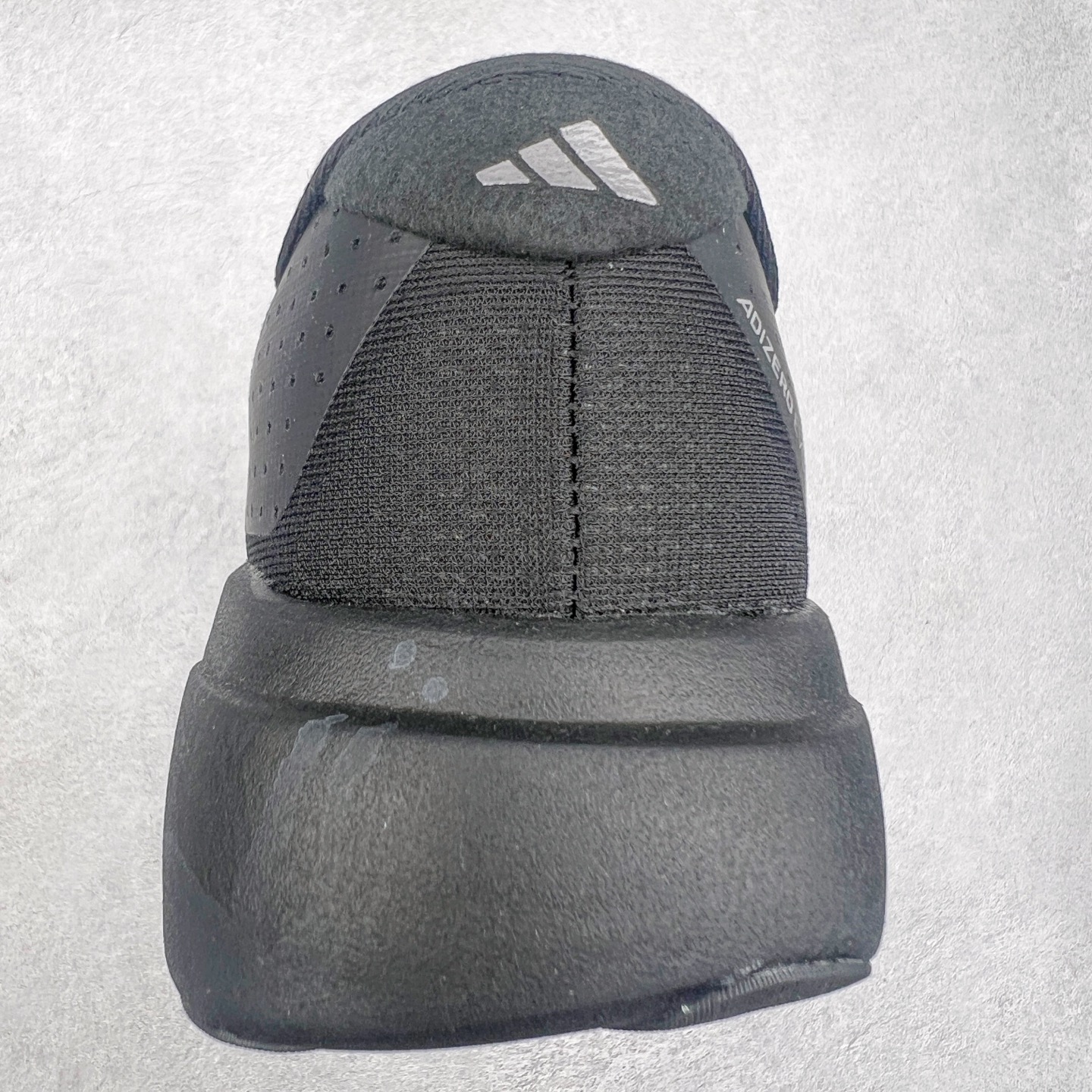 图片[8]-AD Adizero Eva SL M 零度进化版系列低帮轻便透气竞速休闲运动慢跑鞋 JP7147 相信大家对去年 adidas 横空出世的「顶级超跑」adiZero Adios Pro EVO 1 记忆犹新！不仅登顶阿迪史上最轻跑鞋宝座，更在接下来的全球马拉松赛事中，持续书写着惊人成绩，被网友戏称新一代「阿迪神鞋」全网刷屏！极简设计语言与强烈速度感和存在感的鞋侧三线，让人过目不忘，特别种草！其中定位于中长跑训练的 adidas Adizero Evo SL，整体外观造型与 adiZero Adios Pro EVO 1 非常相似。中底配置方面搭载全掌 Lightstrike Pro，鞋面采用透气网面示人，契合日常训练鞋的定位，更加耐用。外底给到了马牌橡胶，及类似上代竞速旗舰 adidas Adizero Adios Pro 3 区域分布。整体看下来无论是外观的鲜明辨识度，还是配置的扎实程度都很顶。实拍调校N版已经零色差零失真 百分百还原实物色彩所见即所得 不存在货不对板色差等低级问题 选购参考实物拍摄 不混卖不参货 只用心做好货严格选品 承诺混一赔十 尺码：36 36.5 37.5 38 38.5 39 40 40.5 41 42 42.5 43 44 44.5 45-选品中心