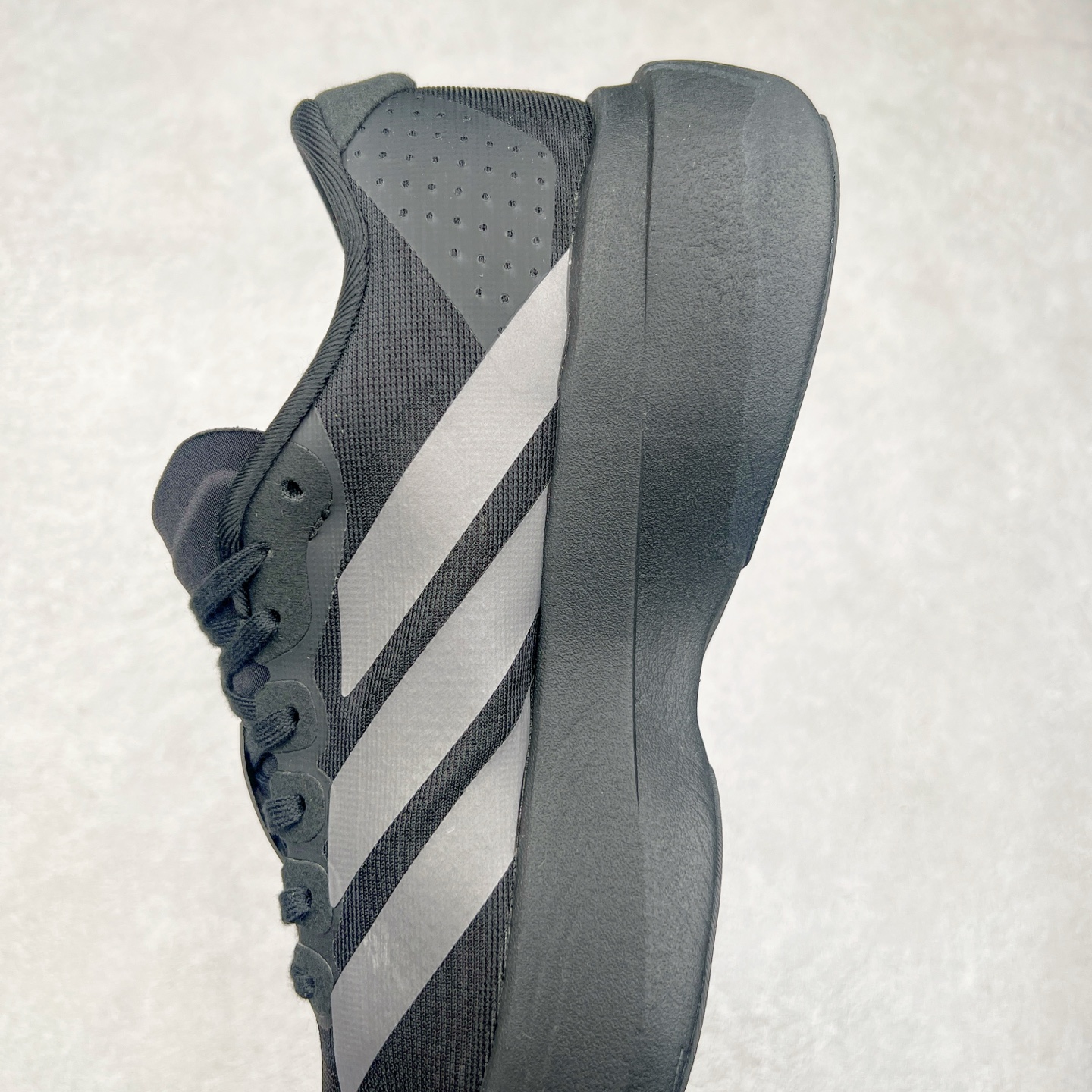 图片[7]-AD Adizero Eva SL M 零度进化版系列低帮轻便透气竞速休闲运动慢跑鞋 JP7147 相信大家对去年 adidas 横空出世的「顶级超跑」adiZero Adios Pro EVO 1 记忆犹新！不仅登顶阿迪史上最轻跑鞋宝座，更在接下来的全球马拉松赛事中，持续书写着惊人成绩，被网友戏称新一代「阿迪神鞋」全网刷屏！极简设计语言与强烈速度感和存在感的鞋侧三线，让人过目不忘，特别种草！其中定位于中长跑训练的 adidas Adizero Evo SL，整体外观造型与 adiZero Adios Pro EVO 1 非常相似。中底配置方面搭载全掌 Lightstrike Pro，鞋面采用透气网面示人，契合日常训练鞋的定位，更加耐用。外底给到了马牌橡胶，及类似上代竞速旗舰 adidas Adizero Adios Pro 3 区域分布。整体看下来无论是外观的鲜明辨识度，还是配置的扎实程度都很顶。实拍调校N版已经零色差零失真 百分百还原实物色彩所见即所得 不存在货不对板色差等低级问题 选购参考实物拍摄 不混卖不参货 只用心做好货严格选品 承诺混一赔十 尺码：36 36.5 37.5 38 38.5 39 40 40.5 41 42 42.5 43 44 44.5 45-选品中心