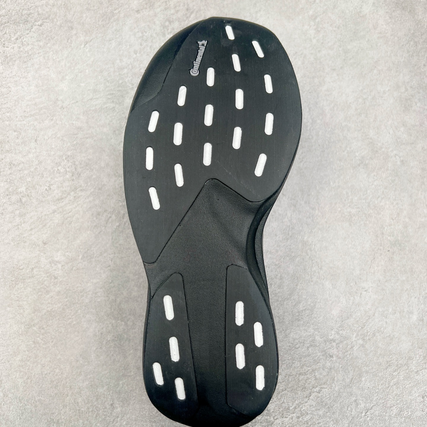 图片[9]-AD Adizero Eva SL M 零度进化版系列低帮轻便透气竞速休闲运动慢跑鞋 JP7147 相信大家对去年 adidas 横空出世的「顶级超跑」adiZero Adios Pro EVO 1 记忆犹新！不仅登顶阿迪史上最轻跑鞋宝座，更在接下来的全球马拉松赛事中，持续书写着惊人成绩，被网友戏称新一代「阿迪神鞋」全网刷屏！极简设计语言与强烈速度感和存在感的鞋侧三线，让人过目不忘，特别种草！其中定位于中长跑训练的 adidas Adizero Evo SL，整体外观造型与 adiZero Adios Pro EVO 1 非常相似。中底配置方面搭载全掌 Lightstrike Pro，鞋面采用透气网面示人，契合日常训练鞋的定位，更加耐用。外底给到了马牌橡胶，及类似上代竞速旗舰 adidas Adizero Adios Pro 3 区域分布。整体看下来无论是外观的鲜明辨识度，还是配置的扎实程度都很顶。实拍调校N版已经零色差零失真 百分百还原实物色彩所见即所得 不存在货不对板色差等低级问题 选购参考实物拍摄 不混卖不参货 只用心做好货严格选品 承诺混一赔十 尺码：36 36.5 37.5 38 38.5 39 40 40.5 41 42 42.5 43 44 44.5 45-选品中心