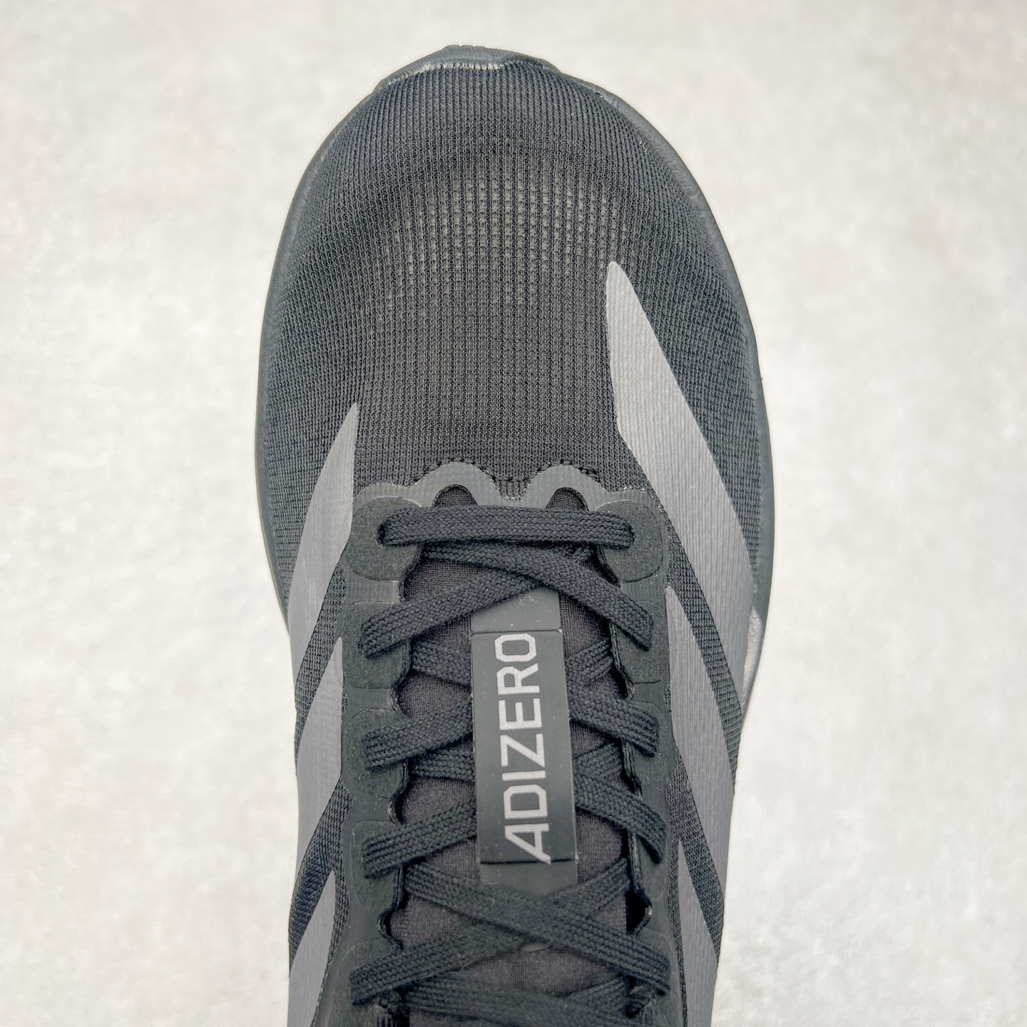 图片[4]-AD Adizero Eva SL M 零度进化版系列低帮轻便透气竞速休闲运动慢跑鞋 JP7147 相信大家对去年 adidas 横空出世的「顶级超跑」adiZero Adios Pro EVO 1 记忆犹新！不仅登顶阿迪史上最轻跑鞋宝座，更在接下来的全球马拉松赛事中，持续书写着惊人成绩，被网友戏称新一代「阿迪神鞋」全网刷屏！极简设计语言与强烈速度感和存在感的鞋侧三线，让人过目不忘，特别种草！其中定位于中长跑训练的 adidas Adizero Evo SL，整体外观造型与 adiZero Adios Pro EVO 1 非常相似。中底配置方面搭载全掌 Lightstrike Pro，鞋面采用透气网面示人，契合日常训练鞋的定位，更加耐用。外底给到了马牌橡胶，及类似上代竞速旗舰 adidas Adizero Adios Pro 3 区域分布。整体看下来无论是外观的鲜明辨识度，还是配置的扎实程度都很顶。实拍调校N版已经零色差零失真 百分百还原实物色彩所见即所得 不存在货不对板色差等低级问题 选购参考实物拍摄 不混卖不参货 只用心做好货严格选品 承诺混一赔十 尺码：36 36.5 37.5 38 38.5 39 40 40.5 41 42 42.5 43 44 44.5 45-选品中心