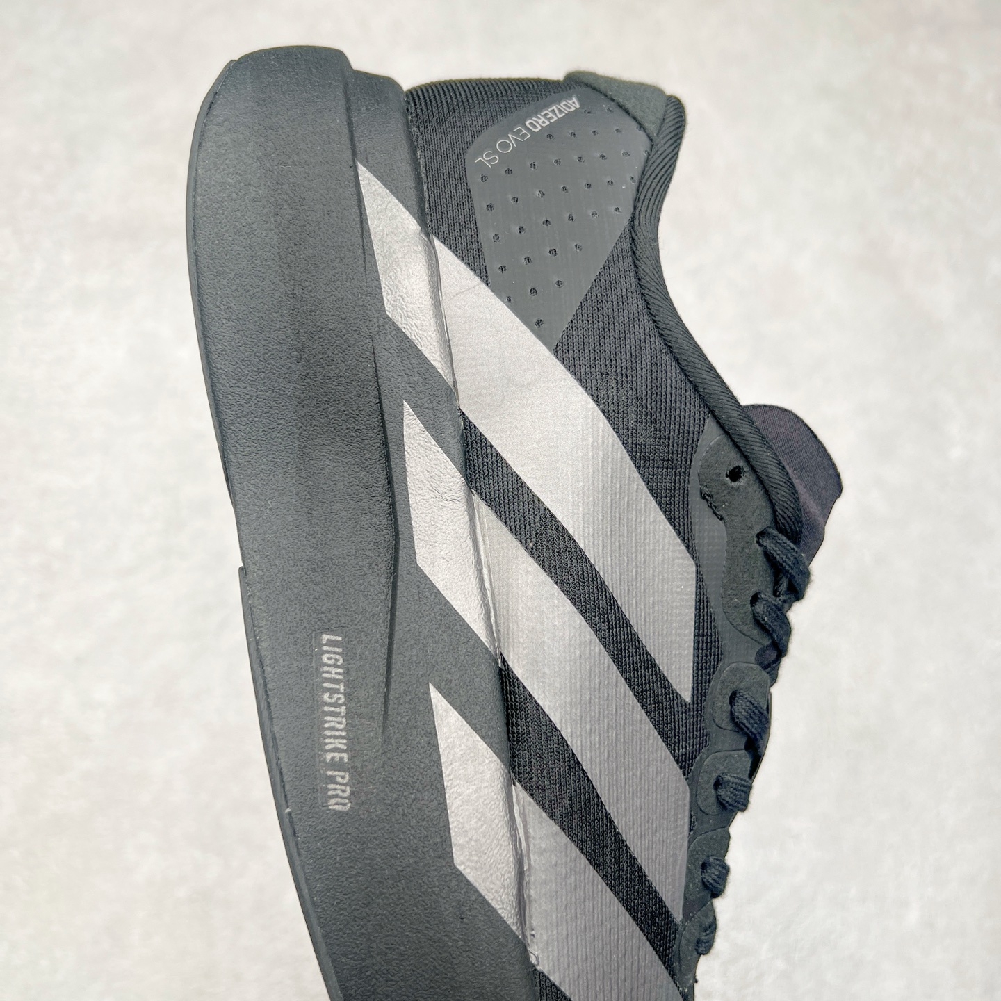 图片[6]-AD Adizero Eva SL M 零度进化版系列低帮轻便透气竞速休闲运动慢跑鞋 JP7147 相信大家对去年 adidas 横空出世的「顶级超跑」adiZero Adios Pro EVO 1 记忆犹新！不仅登顶阿迪史上最轻跑鞋宝座，更在接下来的全球马拉松赛事中，持续书写着惊人成绩，被网友戏称新一代「阿迪神鞋」全网刷屏！极简设计语言与强烈速度感和存在感的鞋侧三线，让人过目不忘，特别种草！其中定位于中长跑训练的 adidas Adizero Evo SL，整体外观造型与 adiZero Adios Pro EVO 1 非常相似。中底配置方面搭载全掌 Lightstrike Pro，鞋面采用透气网面示人，契合日常训练鞋的定位，更加耐用。外底给到了马牌橡胶，及类似上代竞速旗舰 adidas Adizero Adios Pro 3 区域分布。整体看下来无论是外观的鲜明辨识度，还是配置的扎实程度都很顶。实拍调校N版已经零色差零失真 百分百还原实物色彩所见即所得 不存在货不对板色差等低级问题 选购参考实物拍摄 不混卖不参货 只用心做好货严格选品 承诺混一赔十 尺码：36 36.5 37.5 38 38.5 39 40 40.5 41 42 42.5 43 44 44.5 45-选品中心