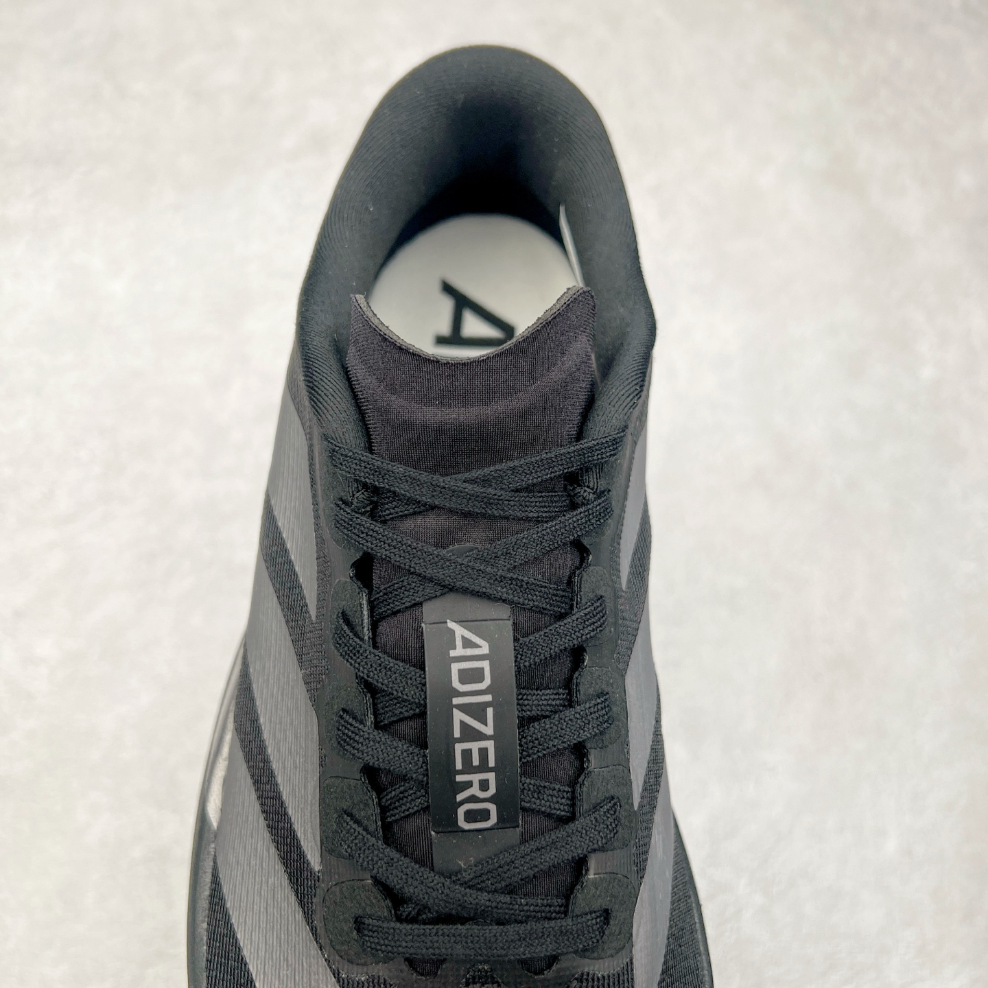 图片[5]-AD Adizero Eva SL M 零度进化版系列低帮轻便透气竞速休闲运动慢跑鞋 JP7147 相信大家对去年 adidas 横空出世的「顶级超跑」adiZero Adios Pro EVO 1 记忆犹新！不仅登顶阿迪史上最轻跑鞋宝座，更在接下来的全球马拉松赛事中，持续书写着惊人成绩，被网友戏称新一代「阿迪神鞋」全网刷屏！极简设计语言与强烈速度感和存在感的鞋侧三线，让人过目不忘，特别种草！其中定位于中长跑训练的 adidas Adizero Evo SL，整体外观造型与 adiZero Adios Pro EVO 1 非常相似。中底配置方面搭载全掌 Lightstrike Pro，鞋面采用透气网面示人，契合日常训练鞋的定位，更加耐用。外底给到了马牌橡胶，及类似上代竞速旗舰 adidas Adizero Adios Pro 3 区域分布。整体看下来无论是外观的鲜明辨识度，还是配置的扎实程度都很顶。实拍调校N版已经零色差零失真 百分百还原实物色彩所见即所得 不存在货不对板色差等低级问题 选购参考实物拍摄 不混卖不参货 只用心做好货严格选品 承诺混一赔十 尺码：36 36.5 37.5 38 38.5 39 40 40.5 41 42 42.5 43 44 44.5 45-选品中心