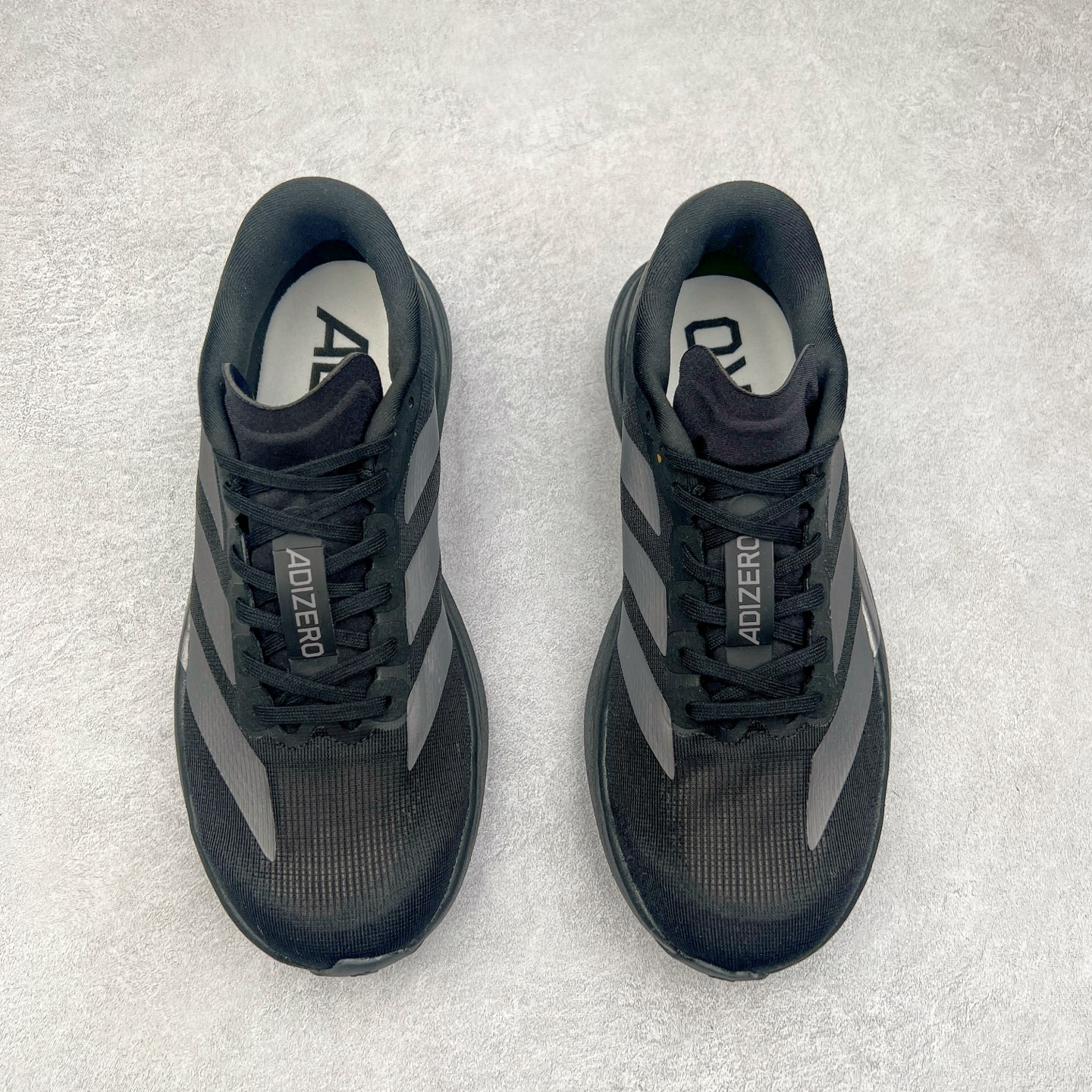 图片[2]-AD Adizero Eva SL M 零度进化版系列低帮轻便透气竞速休闲运动慢跑鞋 JP7147 相信大家对去年 adidas 横空出世的「顶级超跑」adiZero Adios Pro EVO 1 记忆犹新！不仅登顶阿迪史上最轻跑鞋宝座，更在接下来的全球马拉松赛事中，持续书写着惊人成绩，被网友戏称新一代「阿迪神鞋」全网刷屏！极简设计语言与强烈速度感和存在感的鞋侧三线，让人过目不忘，特别种草！其中定位于中长跑训练的 adidas Adizero Evo SL，整体外观造型与 adiZero Adios Pro EVO 1 非常相似。中底配置方面搭载全掌 Lightstrike Pro，鞋面采用透气网面示人，契合日常训练鞋的定位，更加耐用。外底给到了马牌橡胶，及类似上代竞速旗舰 adidas Adizero Adios Pro 3 区域分布。整体看下来无论是外观的鲜明辨识度，还是配置的扎实程度都很顶。实拍调校N版已经零色差零失真 百分百还原实物色彩所见即所得 不存在货不对板色差等低级问题 选购参考实物拍摄 不混卖不参货 只用心做好货严格选品 承诺混一赔十 尺码：36 36.5 37.5 38 38.5 39 40 40.5 41 42 42.5 43 44 44.5 45-选品中心