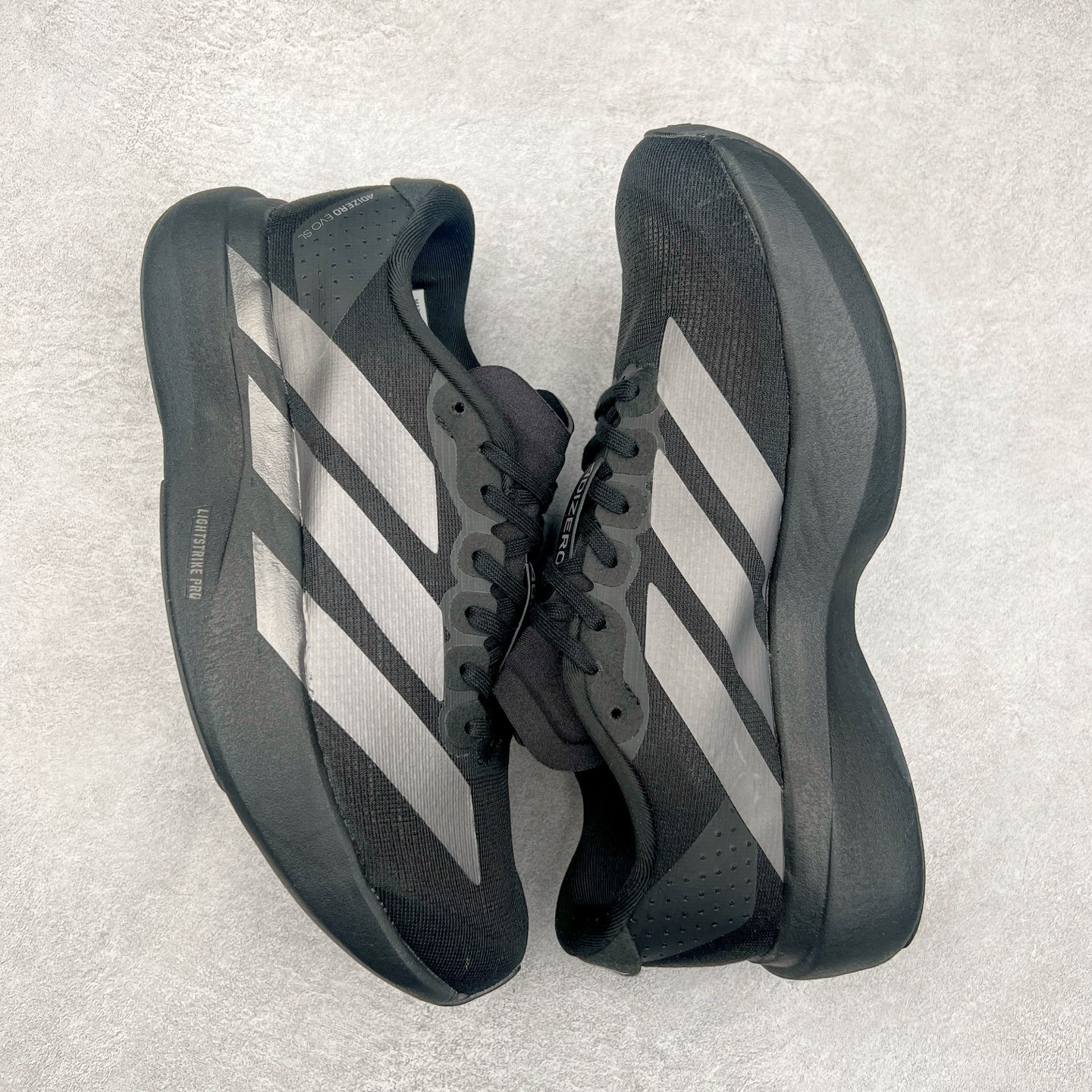 图片[3]-AD Adizero Eva SL M 零度进化版系列低帮轻便透气竞速休闲运动慢跑鞋 JP7147 相信大家对去年 adidas 横空出世的「顶级超跑」adiZero Adios Pro EVO 1 记忆犹新！不仅登顶阿迪史上最轻跑鞋宝座，更在接下来的全球马拉松赛事中，持续书写着惊人成绩，被网友戏称新一代「阿迪神鞋」全网刷屏！极简设计语言与强烈速度感和存在感的鞋侧三线，让人过目不忘，特别种草！其中定位于中长跑训练的 adidas Adizero Evo SL，整体外观造型与 adiZero Adios Pro EVO 1 非常相似。中底配置方面搭载全掌 Lightstrike Pro，鞋面采用透气网面示人，契合日常训练鞋的定位，更加耐用。外底给到了马牌橡胶，及类似上代竞速旗舰 adidas Adizero Adios Pro 3 区域分布。整体看下来无论是外观的鲜明辨识度，还是配置的扎实程度都很顶。实拍调校N版已经零色差零失真 百分百还原实物色彩所见即所得 不存在货不对板色差等低级问题 选购参考实物拍摄 不混卖不参货 只用心做好货严格选品 承诺混一赔十 尺码：36 36.5 37.5 38 38.5 39 40 40.5 41 42 42.5 43 44 44.5 45-选品中心