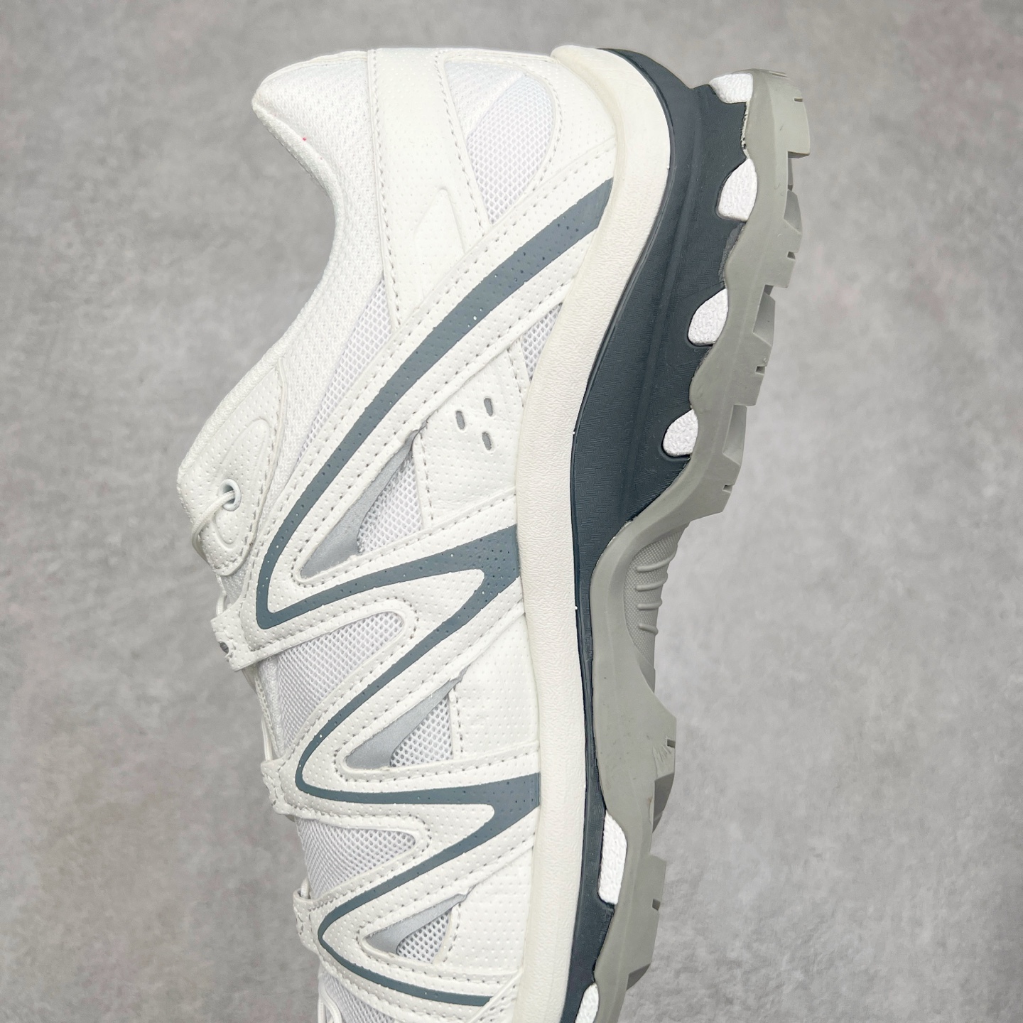 图片[7]-＃福利特价️ Salomon XT-QUEST ADV 萨洛蒙潮流越野机能户外功能鞋 纯原外贸平台特供订单 耗时半年巨作 全套原纸板楦头开发 原厂特供网布配套加持 确保原汁原味 完美呈现版型 原档数据独家私模五层组合大底 男女鞋同步官方开发至46.5 原装Ortholite轻量化鞋垫 中底布带钢印编号 原厂TPU锁扣 进口港宝加持 后跟自然饱满 还原公司包裹性 基于 SALOMON 初代 XT 鞋身造型并搭载 4D ADVANCED CHASSIS™ 大底打造而成 为这款 XT-QUEST 带来了多项足部控制与保护等功能性 如在运动过程中控制左右晃动的过程而提高稳定性、改善长途越野过程中足中到足尖的过渡、提高感知岩石的精确度以抵抗尖锐物体对脚底的伤害以及采用动态缓冲来增强穿着舒适感 从而减轻疲劳感 使 XT-QUEST 成为一双舒适且安全的户外之履 尺码：36 36.5 37.5 38 38.5 39 40 40.5 41 42 42.5 43 44 44.5 45-选品中心