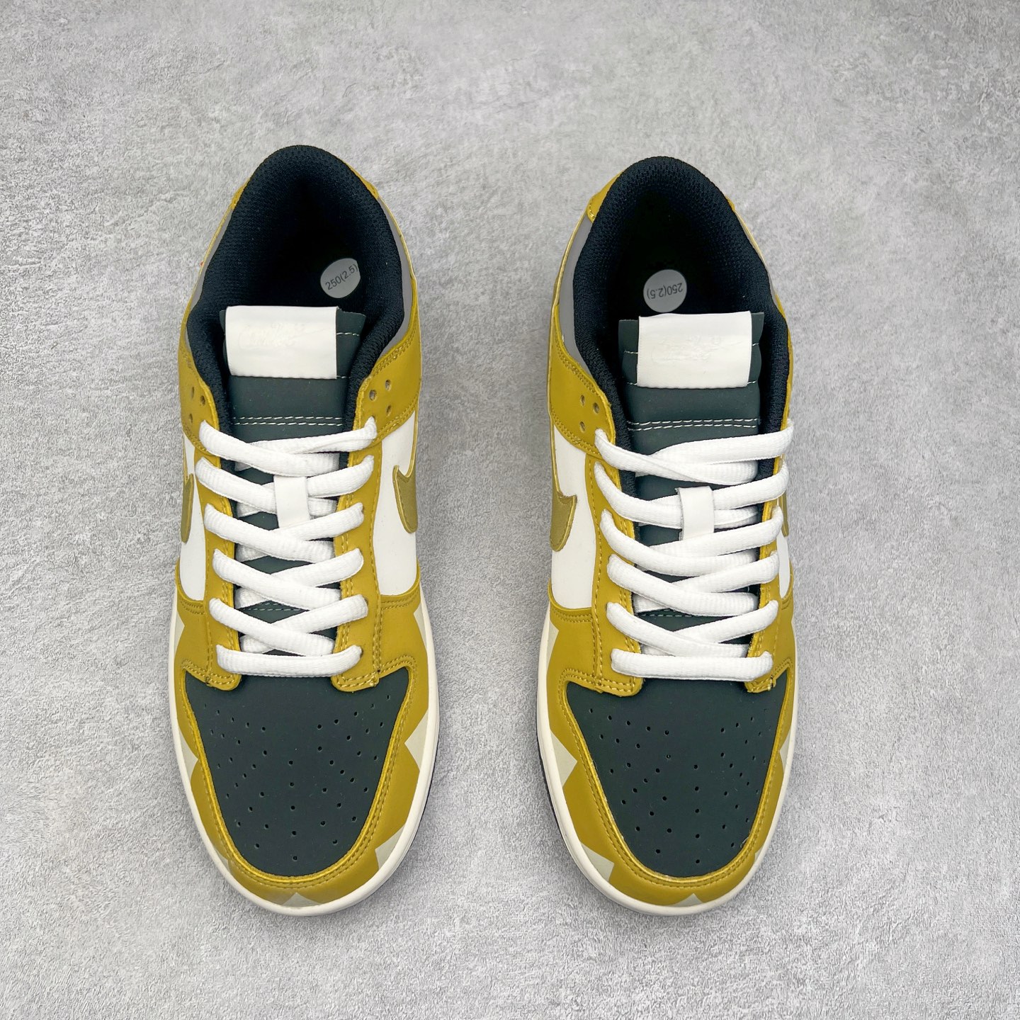 图片[2]-NK Dunk Low 定制配色 ZZ1998-005 大厂出品 极力推荐 原装头层材料 独家版型蒸餾加工帶來的是更好的视觉和脚感体验大厂纯原品质出货 清洁度 电绣工艺 皮料切割干净无任何毛边 细节完美 实拍调校N版已经零色差零失真 百分百还原实物色彩所见即所得 不存在货不对板色差等低级问题 选购参考实物拍摄 不混卖不参货 只用心做好货严格选品 承诺混一赔十 尺码：36 36.5 37.5 38 38.5 39 40 40.5 41 42 42.5 43 44 44.5 45 46-选品中心