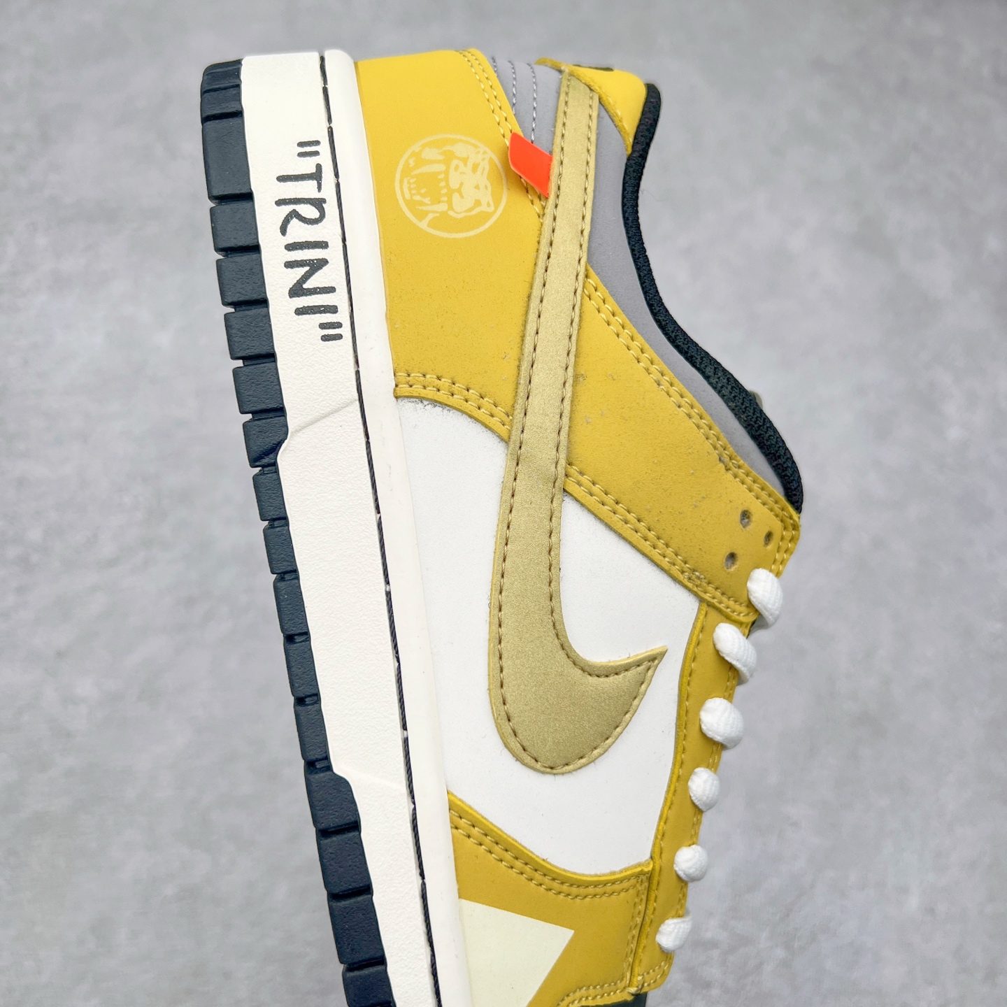 图片[6]-NK Dunk Low 定制配色 ZZ1998-005 大厂出品 极力推荐 原装头层材料 独家版型蒸餾加工帶來的是更好的视觉和脚感体验大厂纯原品质出货 清洁度 电绣工艺 皮料切割干净无任何毛边 细节完美 实拍调校N版已经零色差零失真 百分百还原实物色彩所见即所得 不存在货不对板色差等低级问题 选购参考实物拍摄 不混卖不参货 只用心做好货严格选品 承诺混一赔十 尺码：36 36.5 37.5 38 38.5 39 40 40.5 41 42 42.5 43 44 44.5 45 46-选品中心