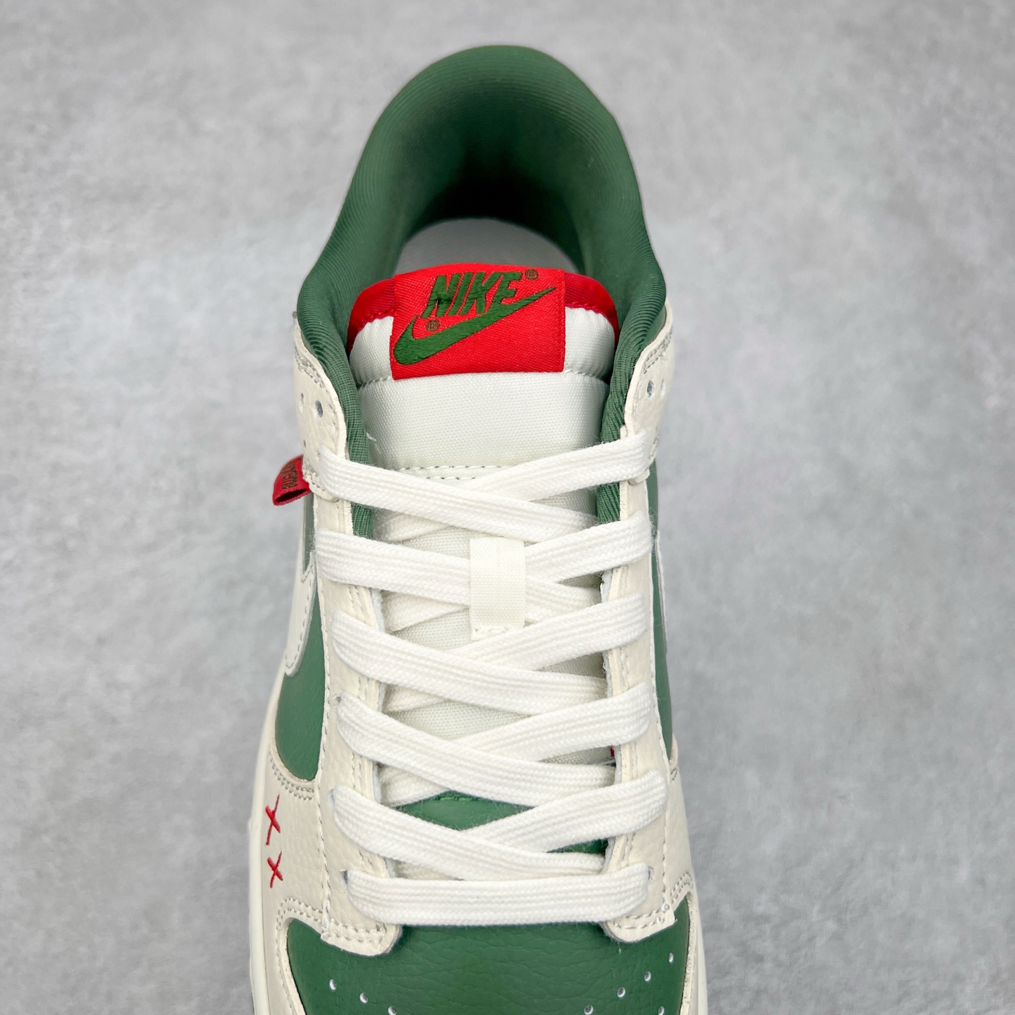 图片[5]-NK Dunk Low 定制配色 KK1333-032 大厂出品 极力推荐 原装头层材料 独家版型蒸餾加工帶來的是更好的视觉和脚感体验大厂纯原品质出货 清洁度 电绣工艺 皮料切割干净无任何毛边 细节完美 实拍调校N版已经零色差零失真 百分百还原实物色彩所见即所得 不存在货不对板色差等低级问题 选购参考实物拍摄 不混卖不参货 只用心做好货严格选品 承诺混一赔十 尺码：36 36.5 37.5 38 38.5 39 40 40.5 41 42 42.5 43 44 44.5 45 46-选品中心