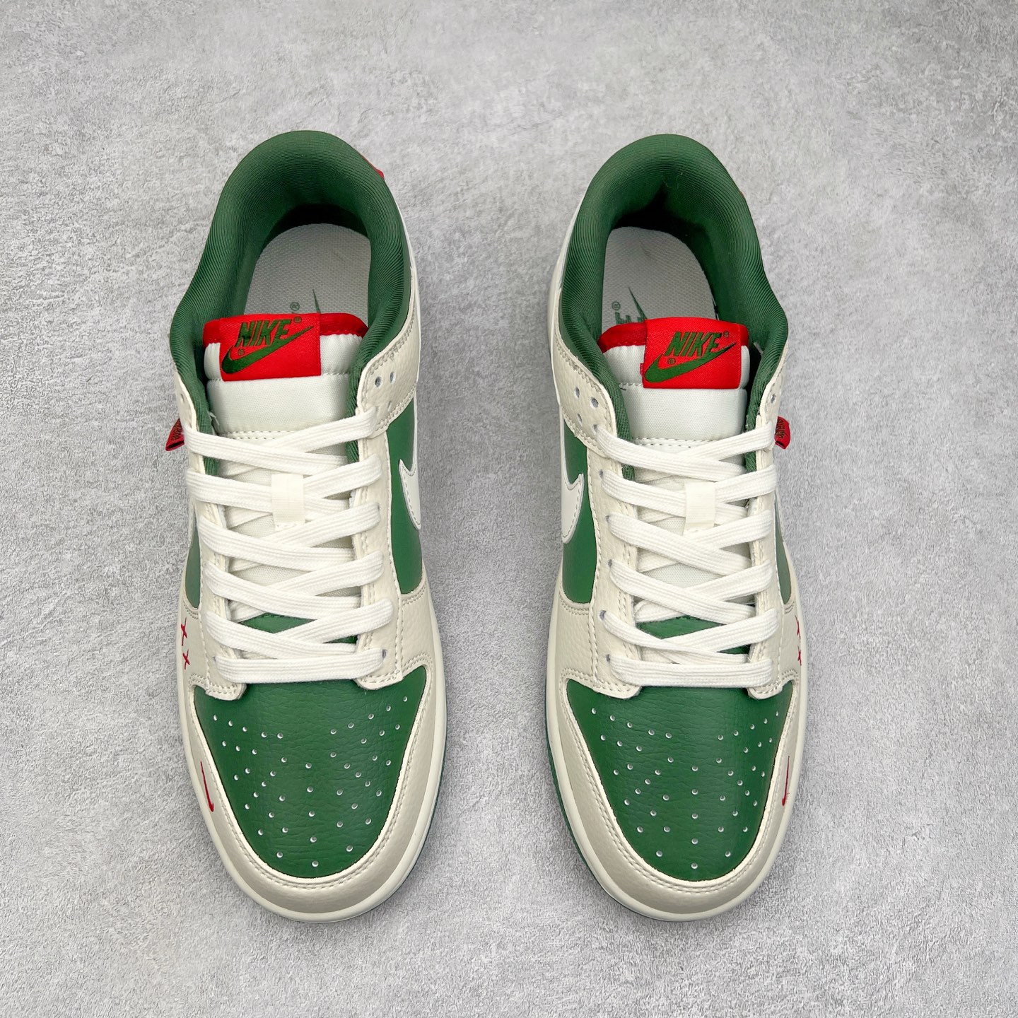 图片[2]-NK Dunk Low 定制配色 KK1333-032 大厂出品 极力推荐 原装头层材料 独家版型蒸餾加工帶來的是更好的视觉和脚感体验大厂纯原品质出货 清洁度 电绣工艺 皮料切割干净无任何毛边 细节完美 实拍调校N版已经零色差零失真 百分百还原实物色彩所见即所得 不存在货不对板色差等低级问题 选购参考实物拍摄 不混卖不参货 只用心做好货严格选品 承诺混一赔十 尺码：36 36.5 37.5 38 38.5 39 40 40.5 41 42 42.5 43 44 44.5 45 46-选品中心
