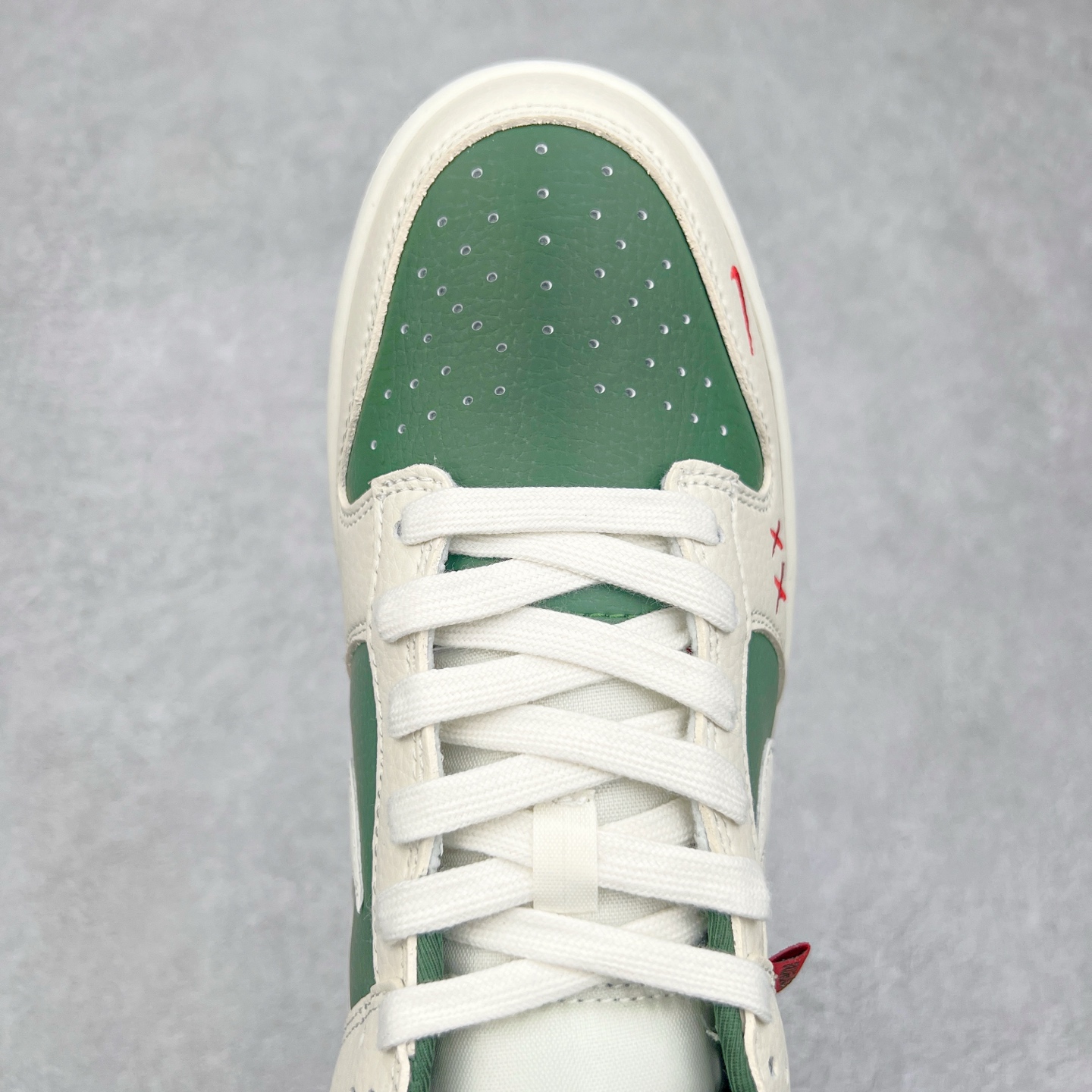 图片[4]-NK Dunk Low 定制配色 KK1333-032 大厂出品 极力推荐 原装头层材料 独家版型蒸餾加工帶來的是更好的视觉和脚感体验大厂纯原品质出货 清洁度 电绣工艺 皮料切割干净无任何毛边 细节完美 实拍调校N版已经零色差零失真 百分百还原实物色彩所见即所得 不存在货不对板色差等低级问题 选购参考实物拍摄 不混卖不参货 只用心做好货严格选品 承诺混一赔十 尺码：36 36.5 37.5 38 38.5 39 40 40.5 41 42 42.5 43 44 44.5 45 46-选品中心