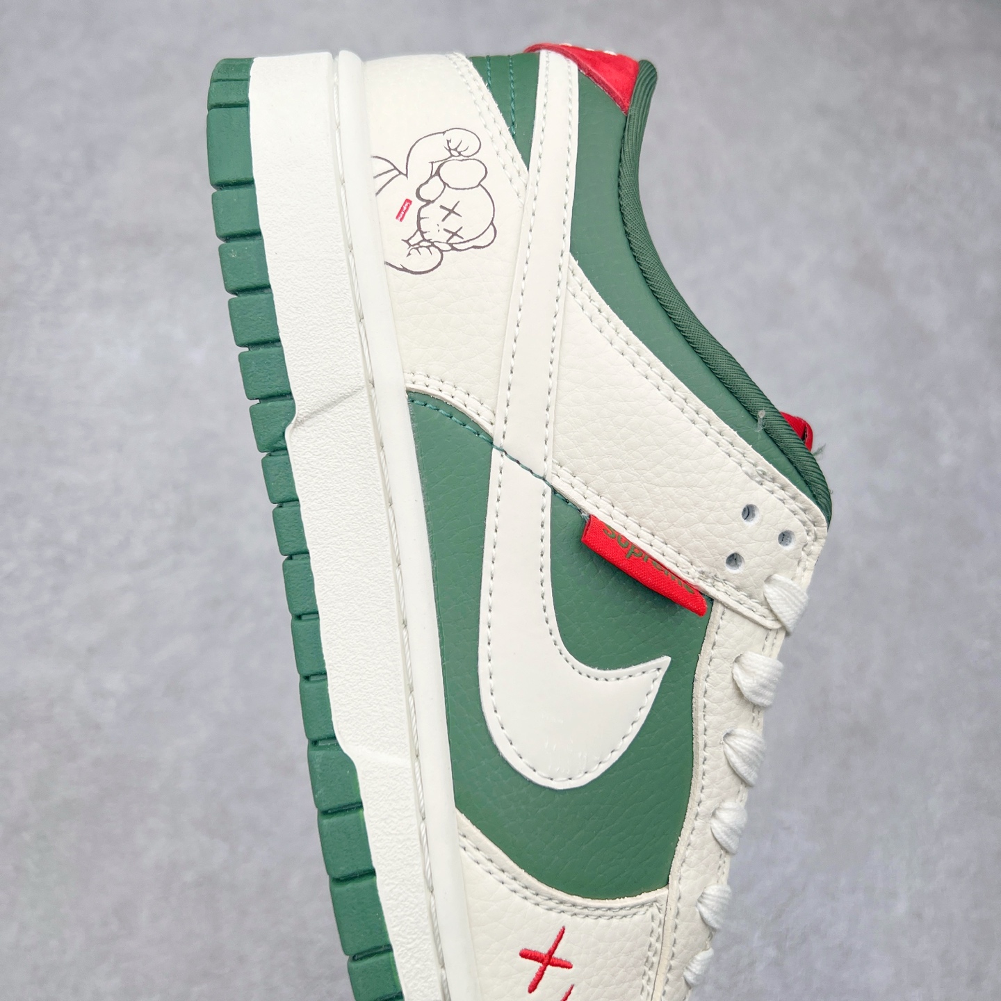 图片[6]-NK Dunk Low 定制配色 KK1333-032 大厂出品 极力推荐 原装头层材料 独家版型蒸餾加工帶來的是更好的视觉和脚感体验大厂纯原品质出货 清洁度 电绣工艺 皮料切割干净无任何毛边 细节完美 实拍调校N版已经零色差零失真 百分百还原实物色彩所见即所得 不存在货不对板色差等低级问题 选购参考实物拍摄 不混卖不参货 只用心做好货严格选品 承诺混一赔十 尺码：36 36.5 37.5 38 38.5 39 40 40.5 41 42 42.5 43 44 44.5 45 46-选品中心