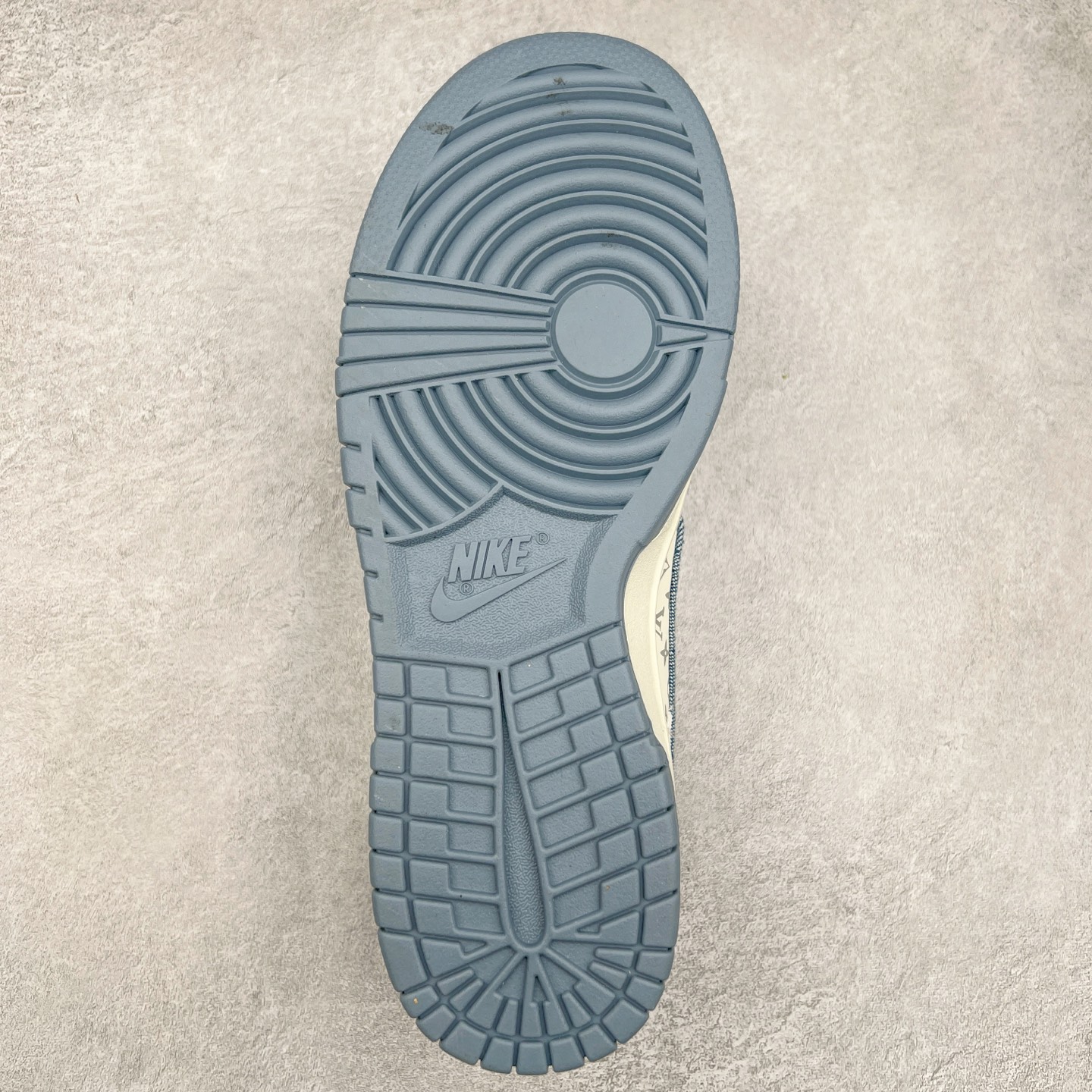 图片[9]-NK Dunk Low 定制配色 CH8311-237 大厂出品 极力推荐 原装头层材料 独家版型蒸餾加工帶來的是更好的视觉和脚感体验大厂纯原品质出货 清洁度 电绣工艺 皮料切割干净无任何毛边 细节完美 实拍调校N版已经零色差零失真 百分百还原实物色彩所见即所得 不存在货不对板色差等低级问题 选购参考实物拍摄 不混卖不参货 只用心做好货严格选品 承诺混一赔十 尺码：36 36.5 37.5 38 38.5 39 40 40.5 41 42 42.5 43 44 44.5 45 46-选品中心