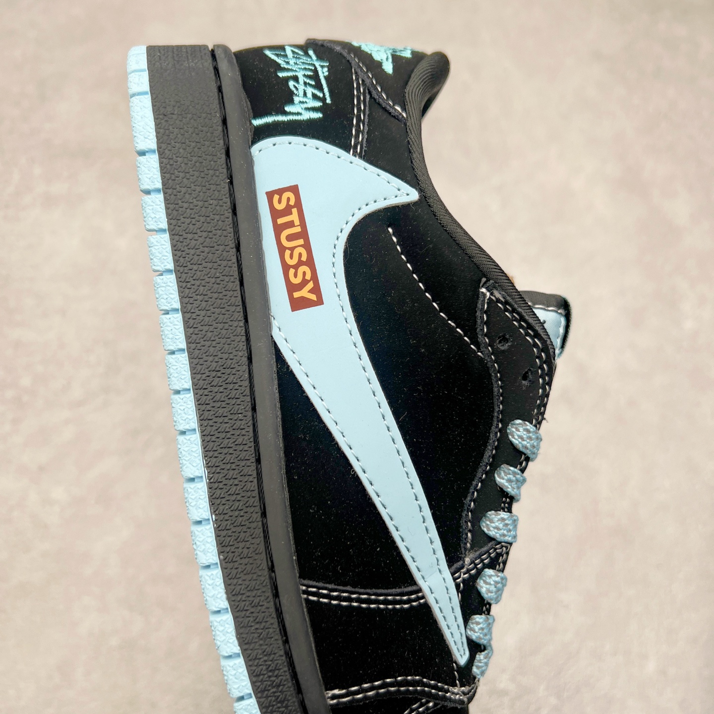 图片[6]-TS x Air Jordan AJ1 Low 倒钩低帮联名定制配色 XS2024-008 原厂内置气垫魔块 A模大底 头层小牛皮 鞋舌AJ原厂专用牛津布+AJ专用反口珍珠布+原厂无杂质高弹内里海棉+特殊封边弹力鞋带 实拍调校N版已经零色差零失真 百分百还原实物色彩所见即所得 不存在货不对板色差等低级问题 选购参考实物拍摄 不混卖不参货 只用心做好货严格选品 承诺混一赔十 尺码：36 36.5 37.5 38 38.5 39 40 40.5 41 42 42.5 43 44 44.5 45-选品中心