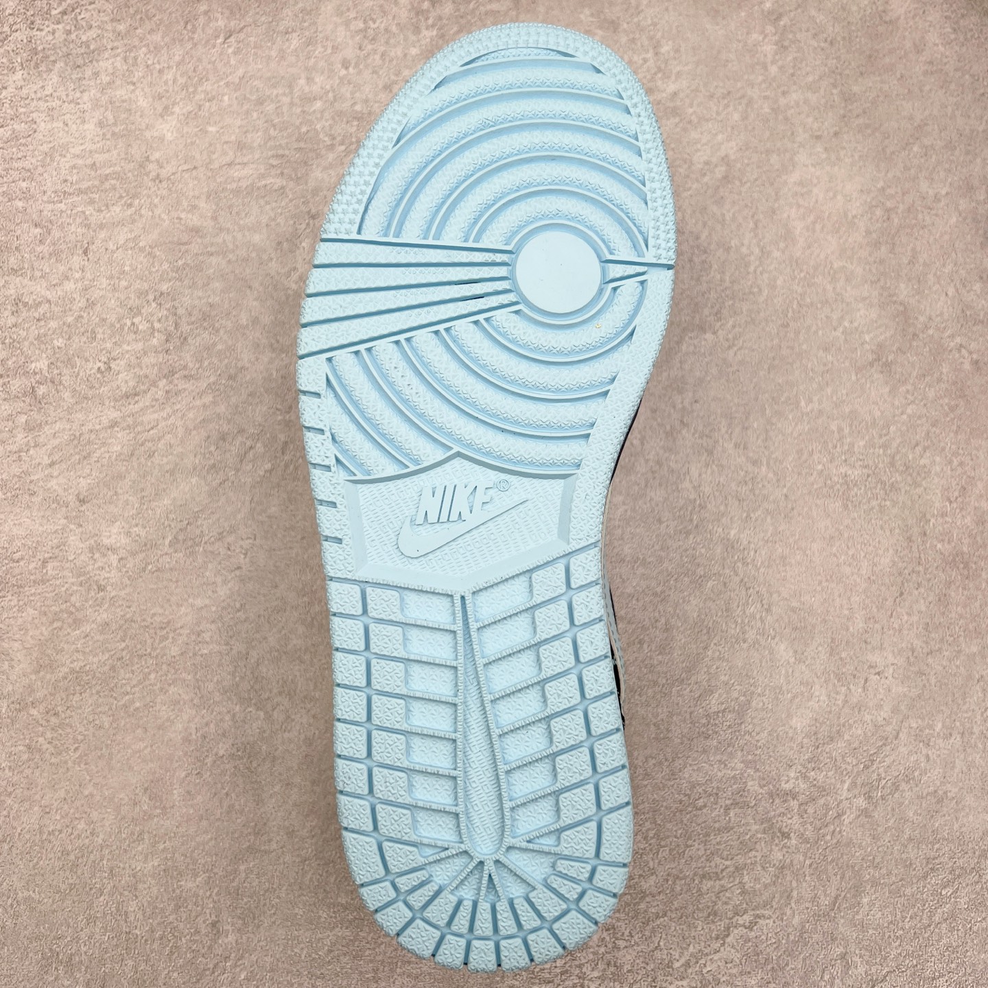 图片[9]-TS x Air Jordan AJ1 Low 倒钩低帮联名定制配色 XS2024-008 原厂内置气垫魔块 A模大底 头层小牛皮 鞋舌AJ原厂专用牛津布+AJ专用反口珍珠布+原厂无杂质高弹内里海棉+特殊封边弹力鞋带 实拍调校N版已经零色差零失真 百分百还原实物色彩所见即所得 不存在货不对板色差等低级问题 选购参考实物拍摄 不混卖不参货 只用心做好货严格选品 承诺混一赔十 尺码：36 36.5 37.5 38 38.5 39 40 40.5 41 42 42.5 43 44 44.5 45-选品中心