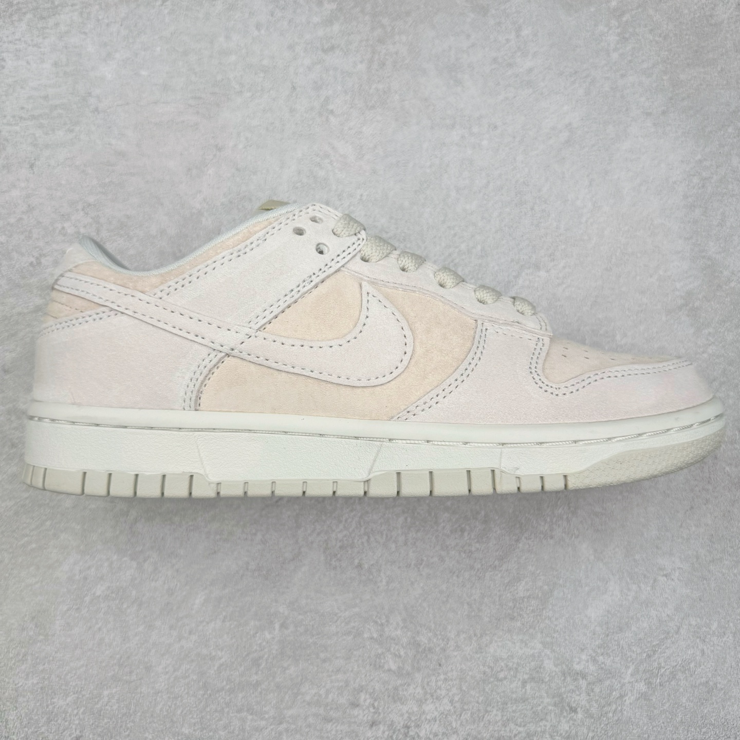 ＃GT纯原特价福利 NK SB Dunk Low 系列 注意价格再次下调 之前3XX的东西 白菜价终极捡漏 全套原楦原模倾力打造完美版型 原厂Sadesa D7 皮料 细纹排气孔完全一致 独家原厂航空铝磨具打磨大底 鞋头坡度极致还原 无解鞋型 原盒原配 圈内天花板工艺 原厂冲刀 超高清洁度 全鞋零毛边皮料切割 采用原厂百宏鞋带以及原厂百宏织唛舌标 内标可供原厂几率过验 原厂中底布点胶 原厂中底布拉帮走线遵循公司 实拍调校N版已经零色差零失真 百分百还原实物色彩所见即所得 不存在货不对板色差等低级问题 选购参考实物拍摄 不混卖不参货 只用心做好货严格选品 承诺混一赔十 尺码对应库存明细‼️-选品中心