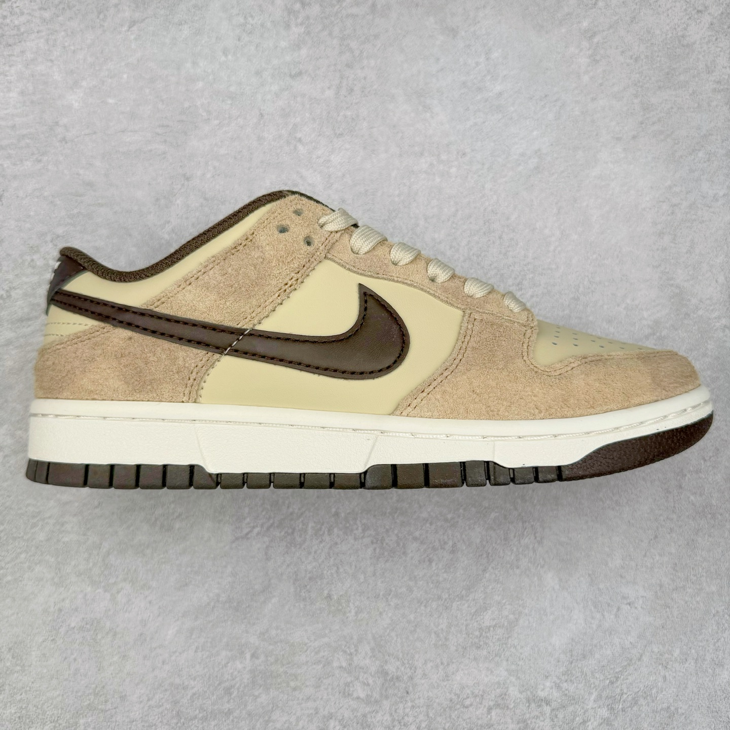 ＃GT纯原特价福利 NK SB Dunk Low 系列 注意价格再次下调 之前3XX的东西 白菜价终极捡漏 全套原楦原模倾力打造完美版型 原厂Sadesa D7 皮料 细纹排气孔完全一致 独家原厂航空铝磨具打磨大底 鞋头坡度极致还原 无解鞋型 原盒原配 圈内天花板工艺 原厂冲刀 超高清洁度 全鞋零毛边皮料切割 采用原厂百宏鞋带以及原厂百宏织唛舌标 内标可供原厂几率过验 原厂中底布点胶 原厂中底布拉帮走线遵循公司 实拍调校N版已经零色差零失真 百分百还原实物色彩所见即所得 不存在货不对板色差等低级问题 选购参考实物拍摄 不混卖不参货 只用心做好货严格选品 承诺混一赔十 尺码对应库存明细‼️-选品中心