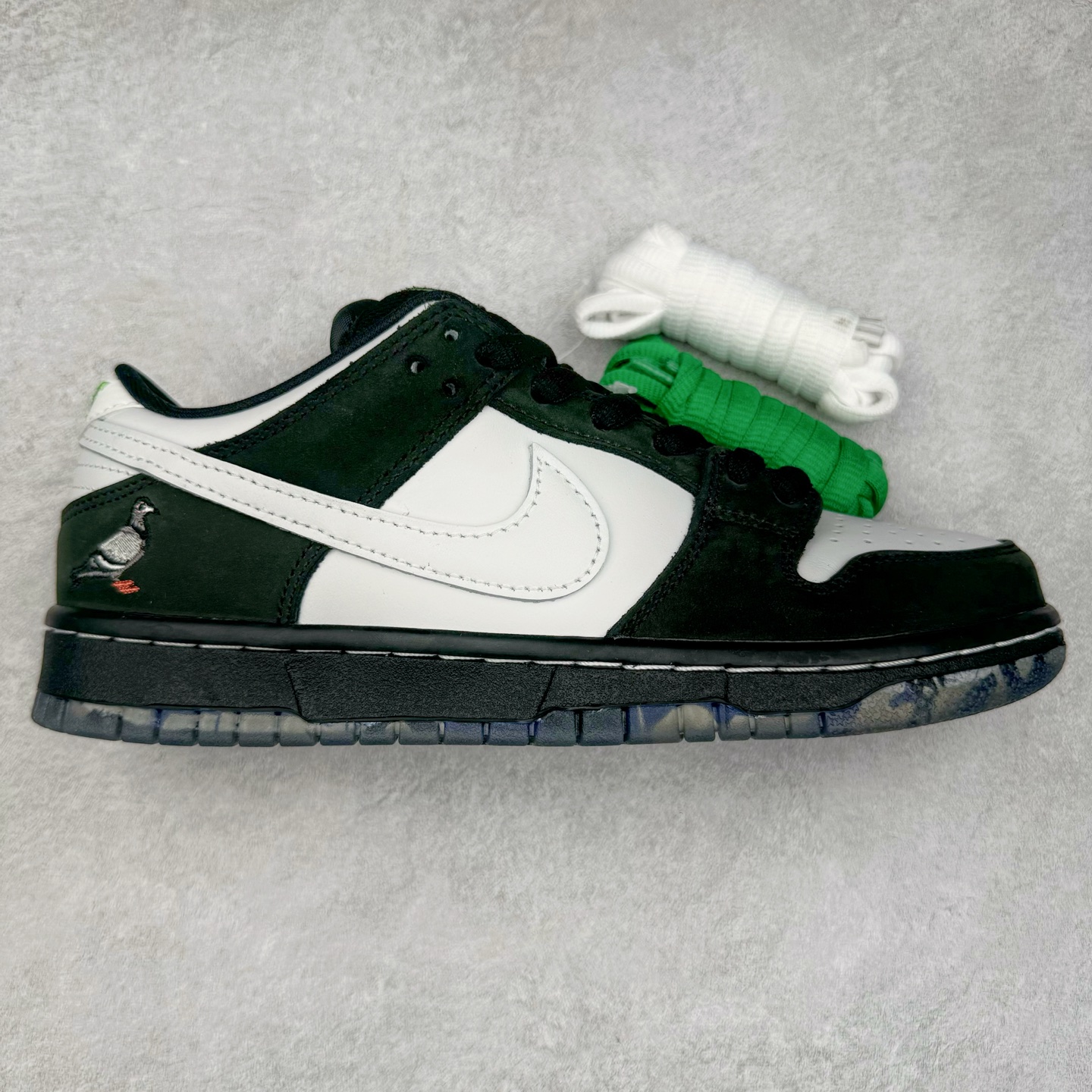 ＃GT纯原特价福利 NK SB Dunk Low 系列 注意价格再次下调 之前3XX的东西 白菜价终极捡漏 全套原楦原模倾力打造完美版型 原厂Sadesa D7 皮料 细纹排气孔完全一致 独家原厂航空铝磨具打磨大底 鞋头坡度极致还原 无解鞋型 原盒原配 圈内天花板工艺 原厂冲刀 超高清洁度 全鞋零毛边皮料切割 采用原厂百宏鞋带以及原厂百宏织唛舌标 内标可供原厂几率过验 原厂中底布点胶 原厂中底布拉帮走线遵循公司 实拍调校N版已经零色差零失真 百分百还原实物色彩所见即所得 不存在货不对板色差等低级问题 选购参考实物拍摄 不混卖不参货 只用心做好货严格选品 承诺混一赔十 尺码对应库存明细‼️-选品中心