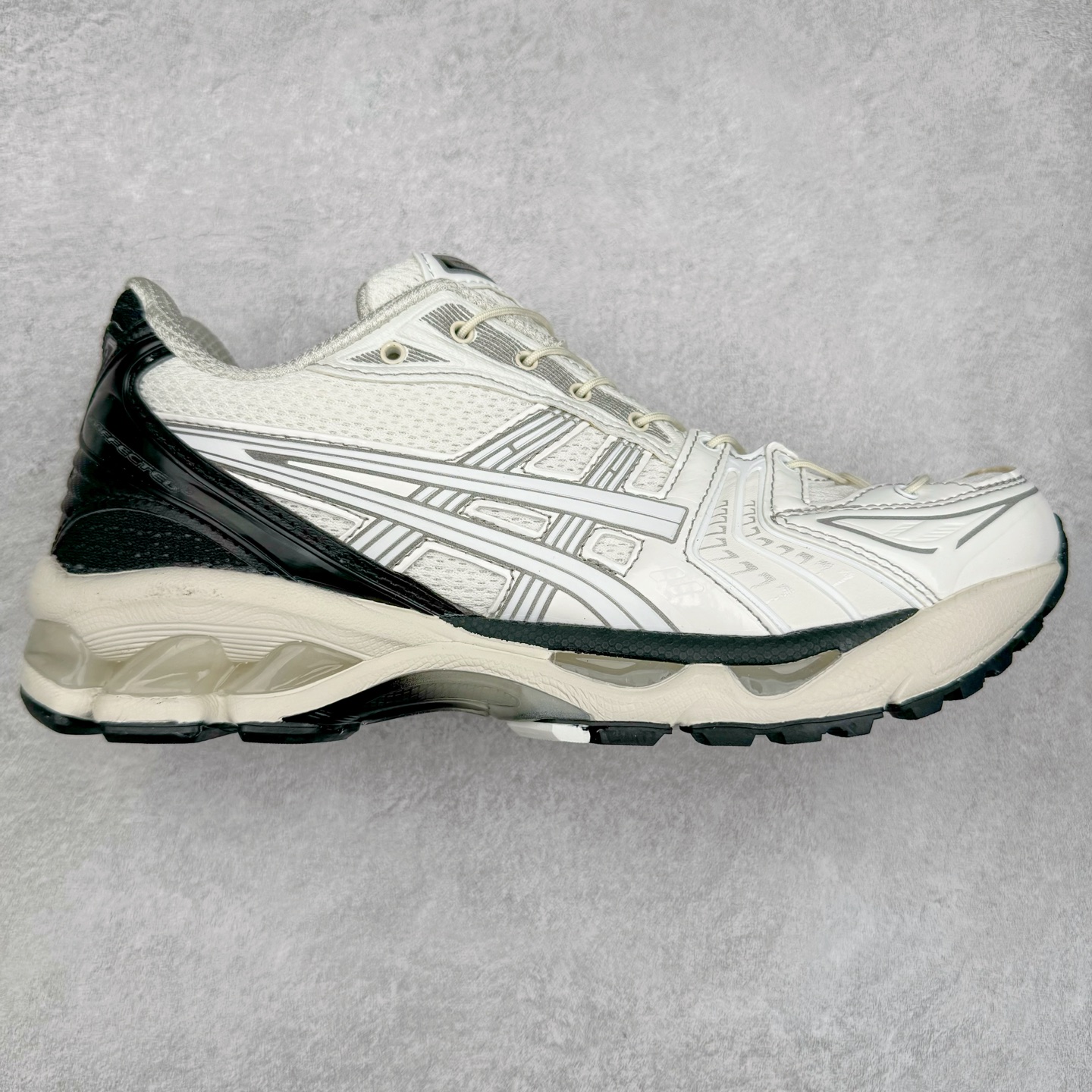 ＃特价福利 ASICS GEL-KAYANO 14 亚瑟士K14系列户外复古潮流百搭织物合成革缓震休闲跑步鞋 原装纸板楦头开发 独家私模五层组合大底 原厂定制缓震硅胶加持 原盒原配 官方四联吊牌 原装Ortholite轻量化鞋垫 设计师 Hidenori Yamashita 以「Flash」一词为灵感 创造出未来感金属色鞋面 改造升级内在性能 由内而外全面革新 为 GEL-KAYANO 家族传承及经典跑鞋文化的延续 创下里程碑式作品 K14跑鞋重新诠释了复古的跑步形状 并以其 2000 年代后期的美学理念重新铺装 银色与蓝色的鞋面极为高档 网面铺陈与鞋面、鞋头多处细节位增添了透气性 鞋后跟部中底上以及多密度耐磨鞋底增加了 GEL 缓震胶 提供高抗冲击性、缓冲性、可保护脚部免受地面冲击的影响 穿着舒适性十足 实拍调校N版已经零色差零失真 百分百还原实物色彩所见即所得 不存在货不对板色差等低级问题 选购参考实物拍摄 不混卖不参货 只用心做好货严格选品 承诺混一赔十 尺码：36 36.5 37.5 38 38.5 39 40 40.5 41 42 42.5 43 44 44.5 45-选品中心