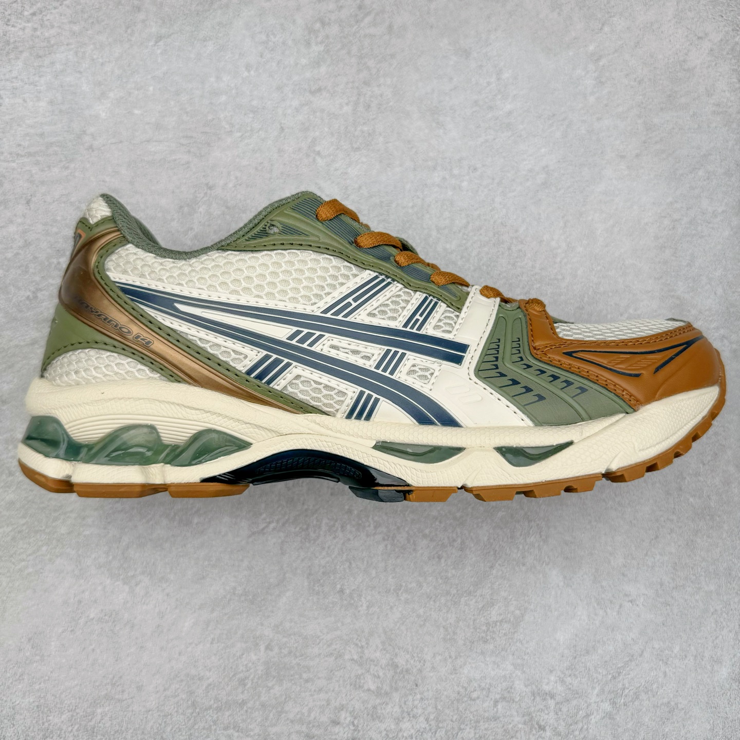 ＃特价福利 ASICS GEL-KAYANO 14 亚瑟士K14系列户外复古潮流百搭织物合成革缓震休闲跑步鞋 原装纸板楦头开发 独家私模五层组合大底 原厂定制缓震硅胶加持 原盒原配 官方四联吊牌 原装Ortholite轻量化鞋垫 设计师 Hidenori Yamashita 以「Flash」一词为灵感 创造出未来感金属色鞋面 改造升级内在性能 由内而外全面革新 为 GEL-KAYANO 家族传承及经典跑鞋文化的延续 创下里程碑式作品 K14跑鞋重新诠释了复古的跑步形状 并以其 2000 年代后期的美学理念重新铺装 银色与蓝色的鞋面极为高档 网面铺陈与鞋面、鞋头多处细节位增添了透气性 鞋后跟部中底上以及多密度耐磨鞋底增加了 GEL 缓震胶 提供高抗冲击性、缓冲性、可保护脚部免受地面冲击的影响 穿着舒适性十足 实拍调校N版已经零色差零失真 百分百还原实物色彩所见即所得 不存在货不对板色差等低级问题 选购参考实物拍摄 不混卖不参货 只用心做好货严格选品 承诺混一赔十 尺码：36 36.5 37.5 38 38.5 39 40 40.5 41 42 42.5 43 44 44.5 45-选品中心