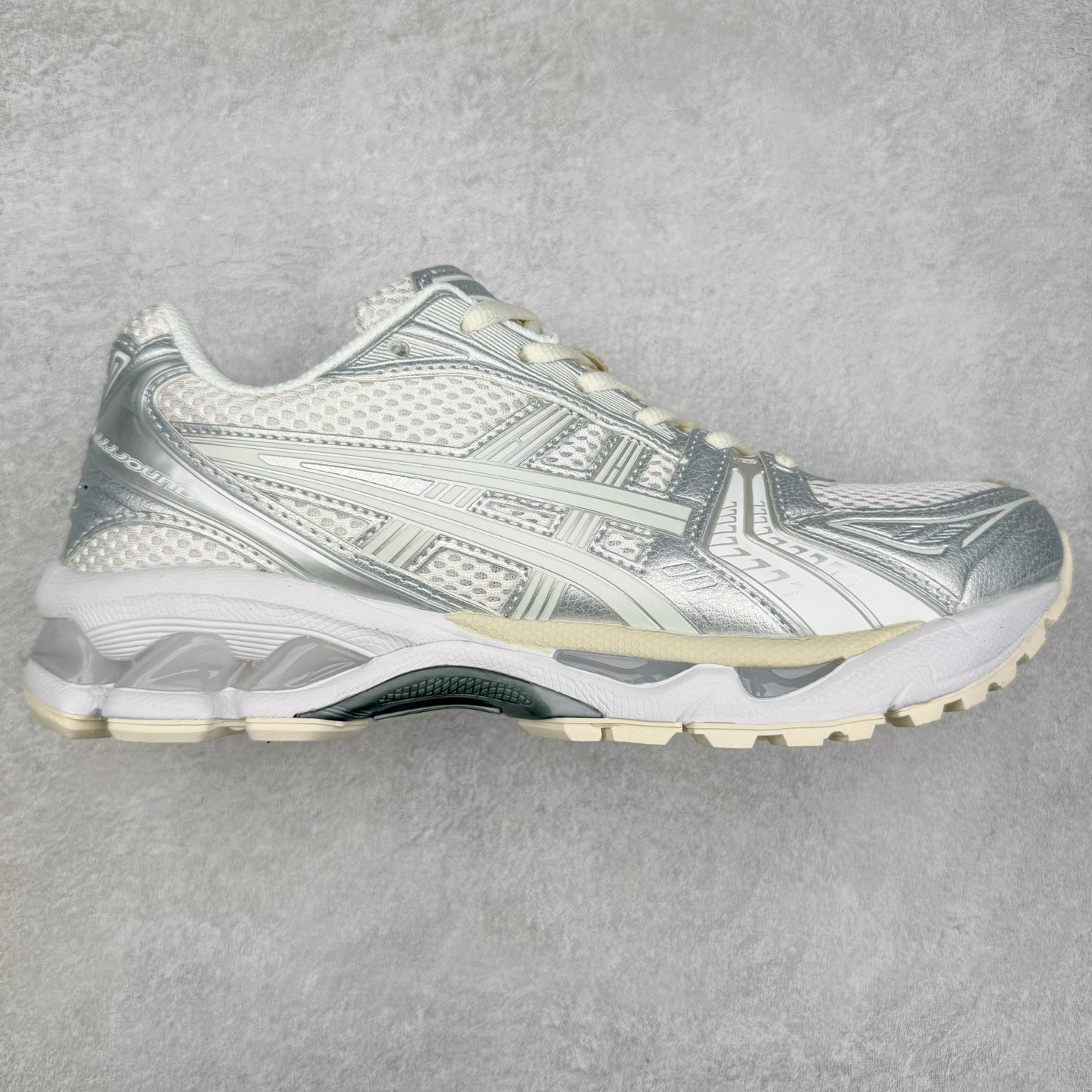 ＃特价福利 ASICS GEL-KAYANO 14 亚瑟士K14系列户外复古潮流百搭织物合成革缓震休闲跑步鞋 原装纸板楦头开发 独家私模五层组合大底 原厂定制缓震硅胶加持 原盒原配 官方四联吊牌 原装Ortholite轻量化鞋垫 设计师 Hidenori Yamashita 以「Flash」一词为灵感 创造出未来感金属色鞋面 改造升级内在性能 由内而外全面革新 为 GEL-KAYANO 家族传承及经典跑鞋文化的延续 创下里程碑式作品 K14跑鞋重新诠释了复古的跑步形状 并以其 2000 年代后期的美学理念重新铺装 银色与蓝色的鞋面极为高档 网面铺陈与鞋面、鞋头多处细节位增添了透气性 鞋后跟部中底上以及多密度耐磨鞋底增加了 GEL 缓震胶 提供高抗冲击性、缓冲性、可保护脚部免受地面冲击的影响 穿着舒适性十足 实拍调校N版已经零色差零失真 百分百还原实物色彩所见即所得 不存在货不对板色差等低级问题 选购参考实物拍摄 不混卖不参货 只用心做好货严格选品 承诺混一赔十 尺码：36 36.5 37.5 38 38.5 39 40 40.5 41 42 42.5 43 44 44.5 45-选品中心