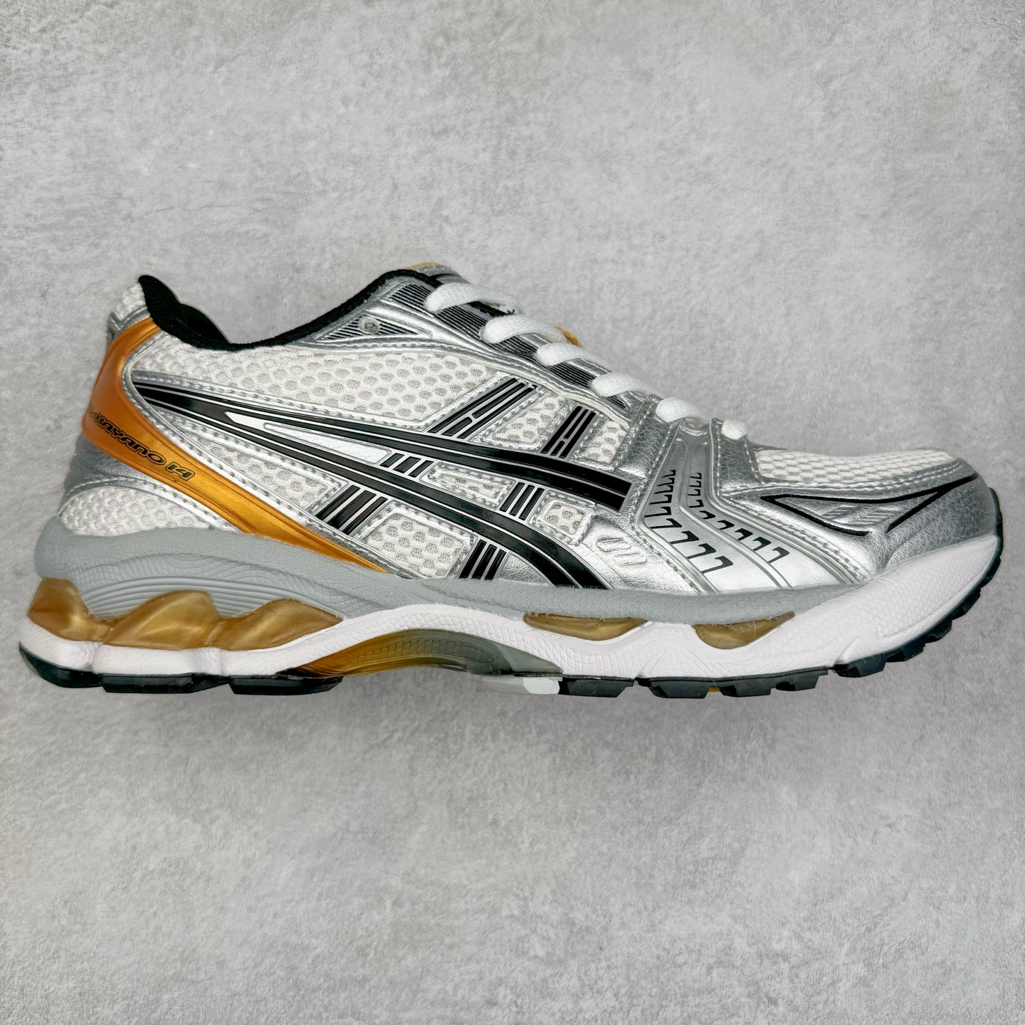 ＃特价福利 ASICS GEL-KAYANO 14 亚瑟士K14系列户外复古潮流百搭织物合成革缓震休闲跑步鞋 原装纸板楦头开发 独家私模五层组合大底 原厂定制缓震硅胶加持 原盒原配 官方四联吊牌 原装Ortholite轻量化鞋垫 设计师 Hidenori Yamashita 以「Flash」一词为灵感 创造出未来感金属色鞋面 改造升级内在性能 由内而外全面革新 为 GEL-KAYANO 家族传承及经典跑鞋文化的延续 创下里程碑式作品 K14跑鞋重新诠释了复古的跑步形状 并以其 2000 年代后期的美学理念重新铺装 银色与蓝色的鞋面极为高档 网面铺陈与鞋面、鞋头多处细节位增添了透气性 鞋后跟部中底上以及多密度耐磨鞋底增加了 GEL 缓震胶 提供高抗冲击性、缓冲性、可保护脚部免受地面冲击的影响 穿着舒适性十足 实拍调校N版已经零色差零失真 百分百还原实物色彩所见即所得 不存在货不对板色差等低级问题 选购参考实物拍摄 不混卖不参货 只用心做好货严格选品 承诺混一赔十 尺码：36 36.5 37.5 38 38.5 39 40 40.5 41 42 42.5 43 44 44.5 45-选品中心