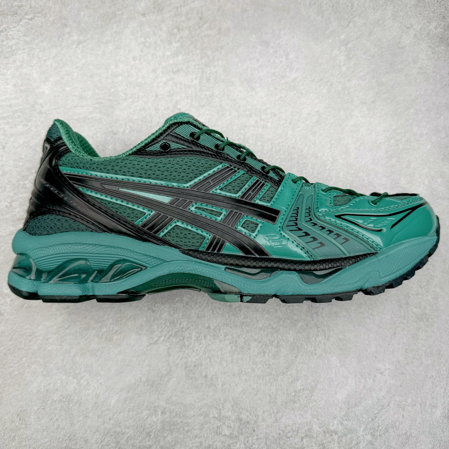 ＃特价福利 ASICS GEL-KAYANO 14 亚瑟士K14系列户外复古潮流百搭织物合成革缓震休闲跑步鞋 原装纸板楦头开发 独家私模五层组合大底 原厂定制缓震硅胶加持 原盒原配 官方四联吊牌 原装Ortholite轻量化鞋垫 设计师 Hidenori Yamashita 以「Flash」一词为灵感 创造出未来感金属色鞋面 改造升级内在性能 由内而外全面革新 为 GEL-KAYANO 家族传承及经典跑鞋文化的延续 创下里程碑式作品 K14跑鞋重新诠释了复古的跑步形状 并以其 2000 年代后期的美学理念重新铺装 银色与蓝色的鞋面极为高档 网面铺陈与鞋面、鞋头多处细节位增添了透气性 鞋后跟部中底上以及多密度耐磨鞋底增加了 GEL 缓震胶 提供高抗冲击性、缓冲性、可保护脚部免受地面冲击的影响 穿着舒适性十足 实拍调校N版已经零色差零失真 百分百还原实物色彩所见即所得 不存在货不对板色差等低级问题 选购参考实物拍摄 不混卖不参货 只用心做好货严格选品 承诺混一赔十 尺码：36 36.5 37.5 38 38.5 39 40 40.5 41 42 42.5 43 44 44.5 45-选品中心