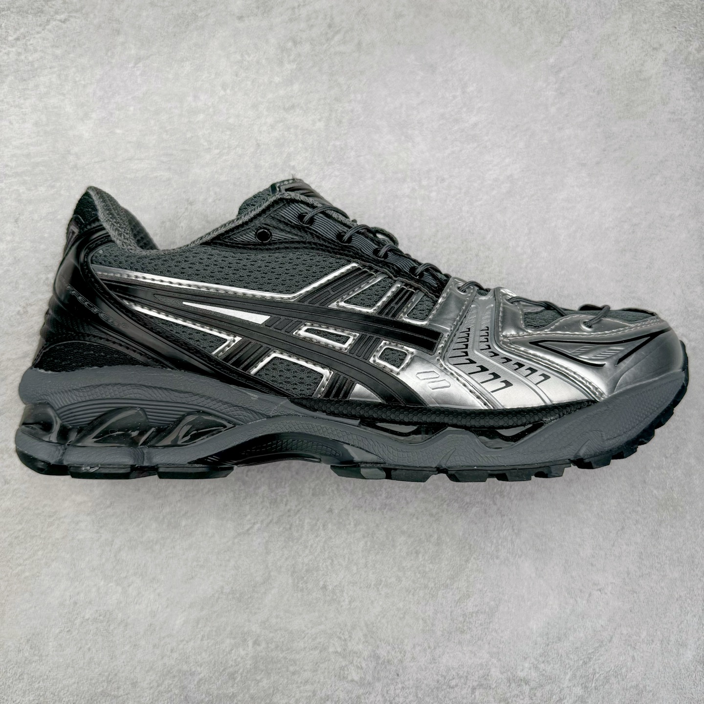 ＃特价福利 ASICS GEL-KAYANO 14 亚瑟士K14系列户外复古潮流百搭织物合成革缓震休闲跑步鞋 原装纸板楦头开发 独家私模五层组合大底 原厂定制缓震硅胶加持 原盒原配 官方四联吊牌 原装Ortholite轻量化鞋垫 设计师 Hidenori Yamashita 以「Flash」一词为灵感 创造出未来感金属色鞋面 改造升级内在性能 由内而外全面革新 为 GEL-KAYANO 家族传承及经典跑鞋文化的延续 创下里程碑式作品 K14跑鞋重新诠释了复古的跑步形状 并以其 2000 年代后期的美学理念重新铺装 银色与蓝色的鞋面极为高档 网面铺陈与鞋面、鞋头多处细节位增添了透气性 鞋后跟部中底上以及多密度耐磨鞋底增加了 GEL 缓震胶 提供高抗冲击性、缓冲性、可保护脚部免受地面冲击的影响 穿着舒适性十足 实拍调校N版已经零色差零失真 百分百还原实物色彩所见即所得 不存在货不对板色差等低级问题 选购参考实物拍摄 不混卖不参货 只用心做好货严格选品 承诺混一赔十 尺码：36 36.5 37.5 38 38.5 39 40 40.5 41 42 42.5 43 44 44.5 45-选品中心