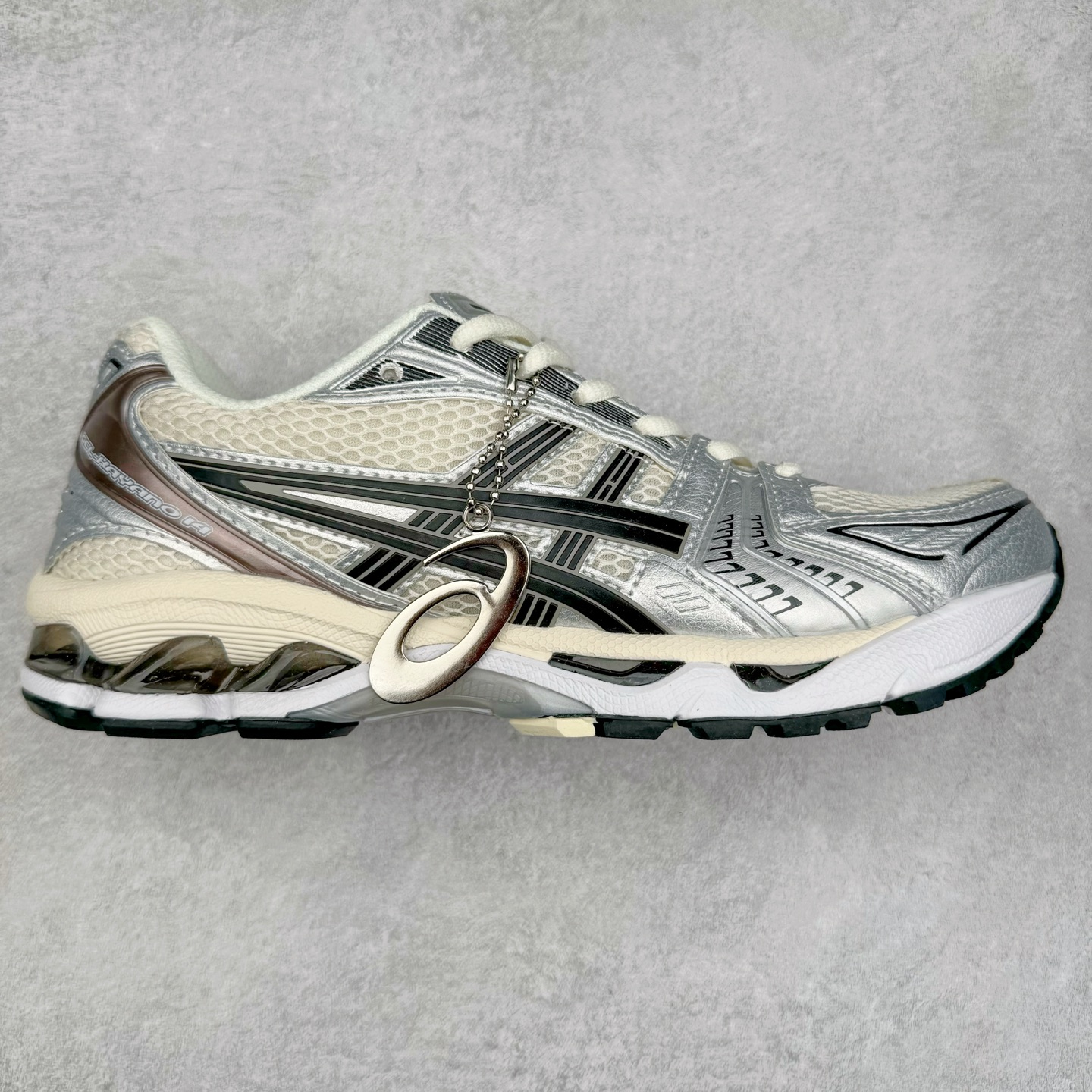 图片[10]-＃特价福利 ASICS GEL-KAYANO 14 亚瑟士K14系列户外复古潮流百搭织物合成革缓震休闲跑步鞋 原装纸板楦头开发 独家私模五层组合大底 原厂定制缓震硅胶加持 原盒原配 官方四联吊牌 原装Ortholite轻量化鞋垫 设计师 Hidenori Yamashita 以「Flash」一词为灵感 创造出未来感金属色鞋面 改造升级内在性能 由内而外全面革新 为 GEL-KAYANO 家族传承及经典跑鞋文化的延续 创下里程碑式作品 K14跑鞋重新诠释了复古的跑步形状 并以其 2000 年代后期的美学理念重新铺装 银色与蓝色的鞋面极为高档 网面铺陈与鞋面、鞋头多处细节位增添了透气性 鞋后跟部中底上以及多密度耐磨鞋底增加了 GEL 缓震胶 提供高抗冲击性、缓冲性、可保护脚部免受地面冲击的影响 穿着舒适性十足 实拍调校N版已经零色差零失真 百分百还原实物色彩所见即所得 不存在货不对板色差等低级问题 选购参考实物拍摄 不混卖不参货 只用心做好货严格选品 承诺混一赔十 尺码：36 36.5 37.5 38 38.5 39 40 40.5 41 42 42.5 43 44 44.5 45-选品中心